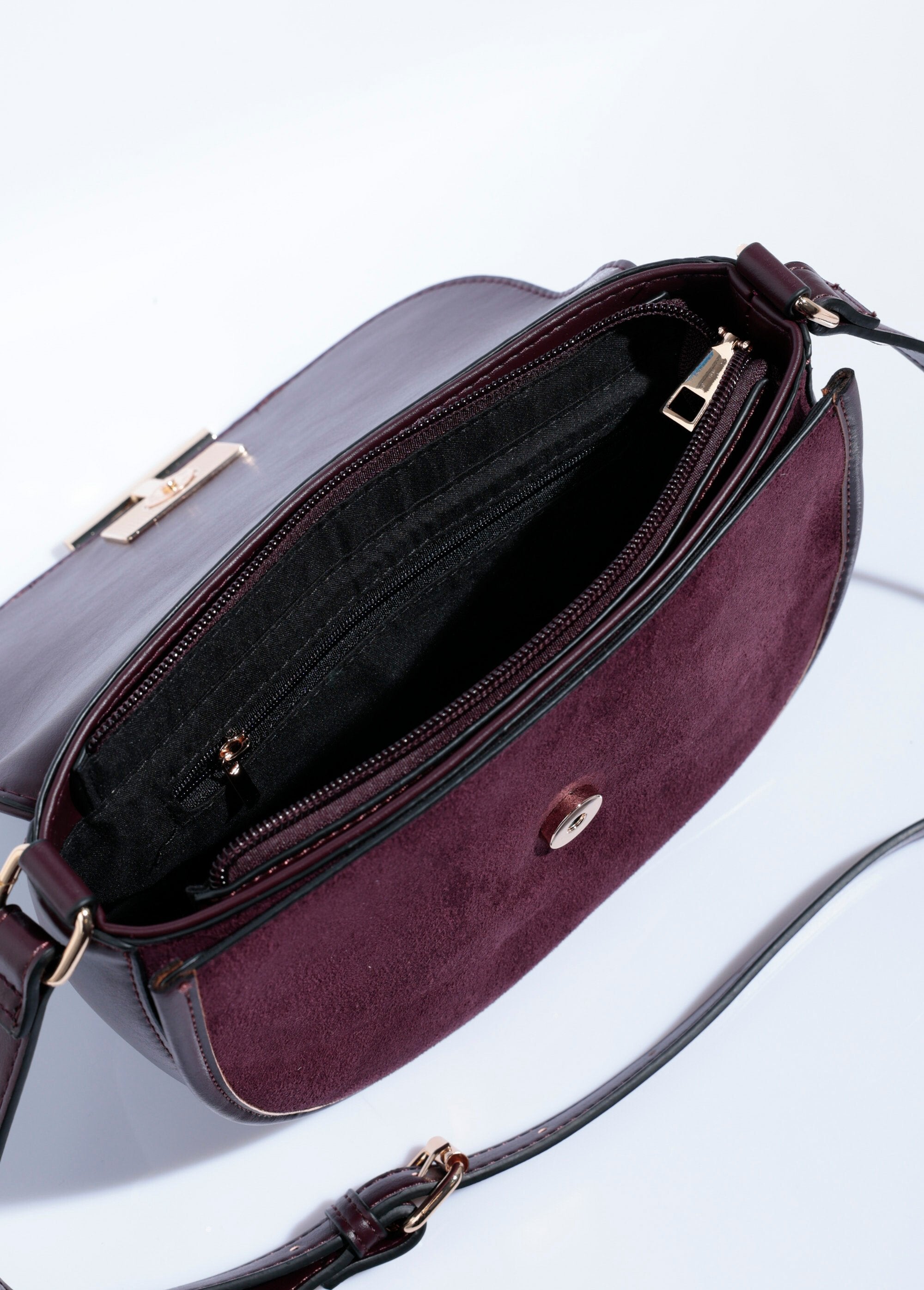 Sac_à_main_chic_demi_lune_en_suédine_Bordeaux_DE1_slim