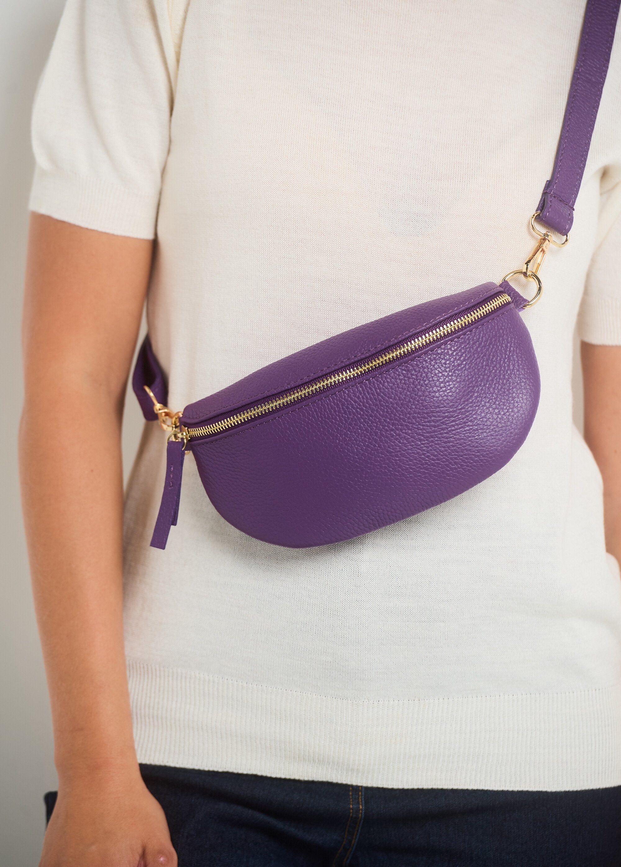 Bolsa_de_cintura_de_couro_granulado_para_mulher_Violet_DE3_slim