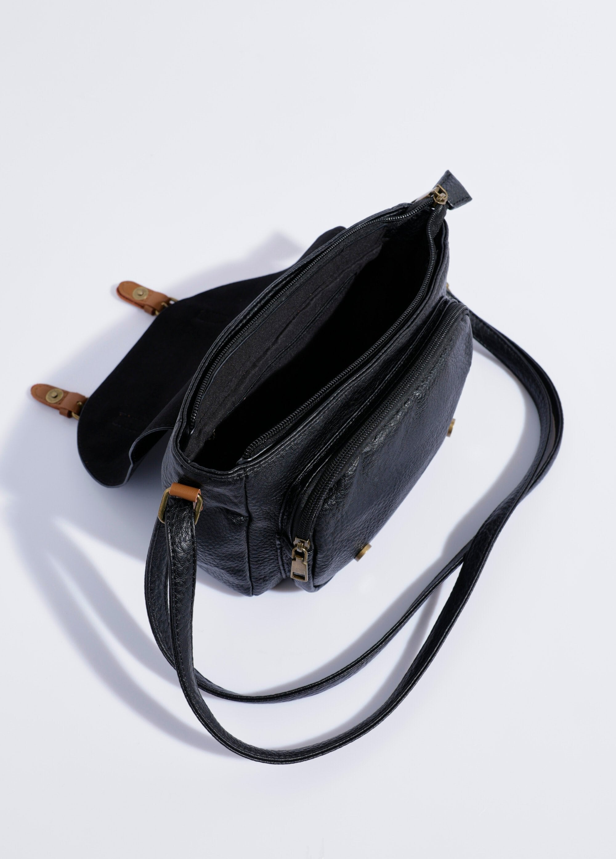Bolsa_tipo_mochila_de_couro_sintético_com_alça_de_ombro_Noir_DE1_slim