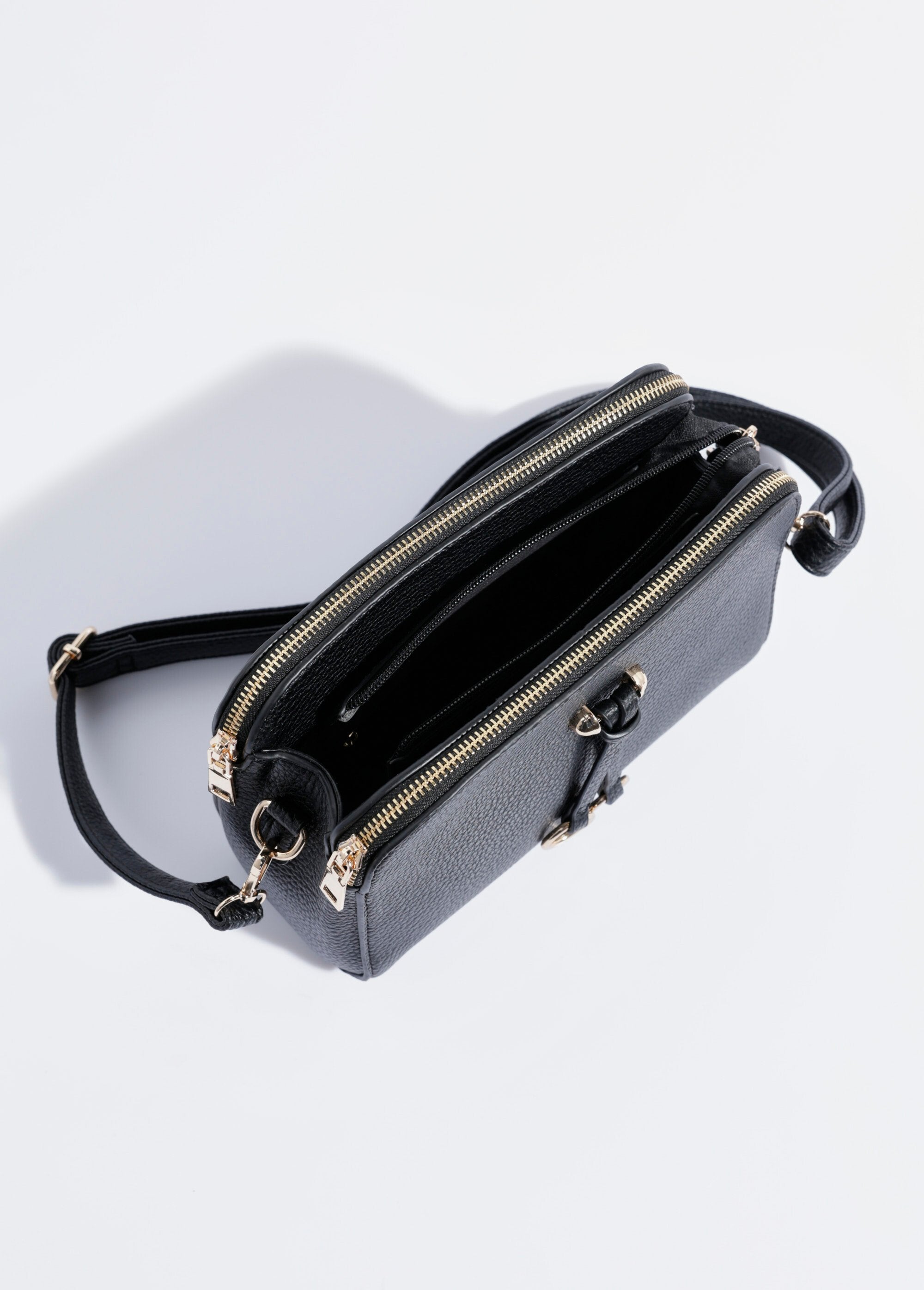 Bolsa_compacta_com_vários_bolsos_e_detalhe_em_metal_Noir_DE1_slim
