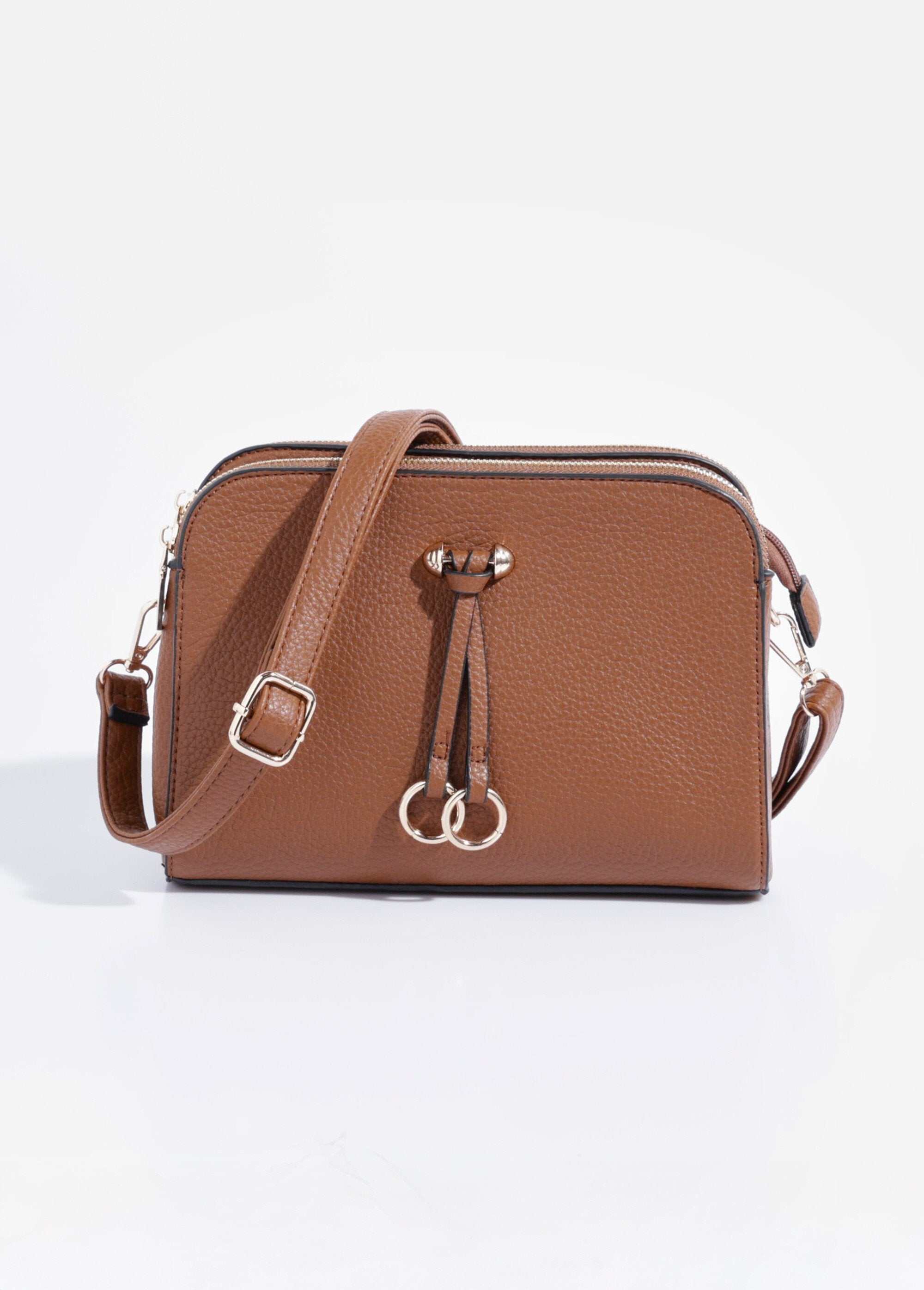 Bolsa_compacta_com_vários_bolsos_e_detalhe_em_metal_Camel_FA1_slim