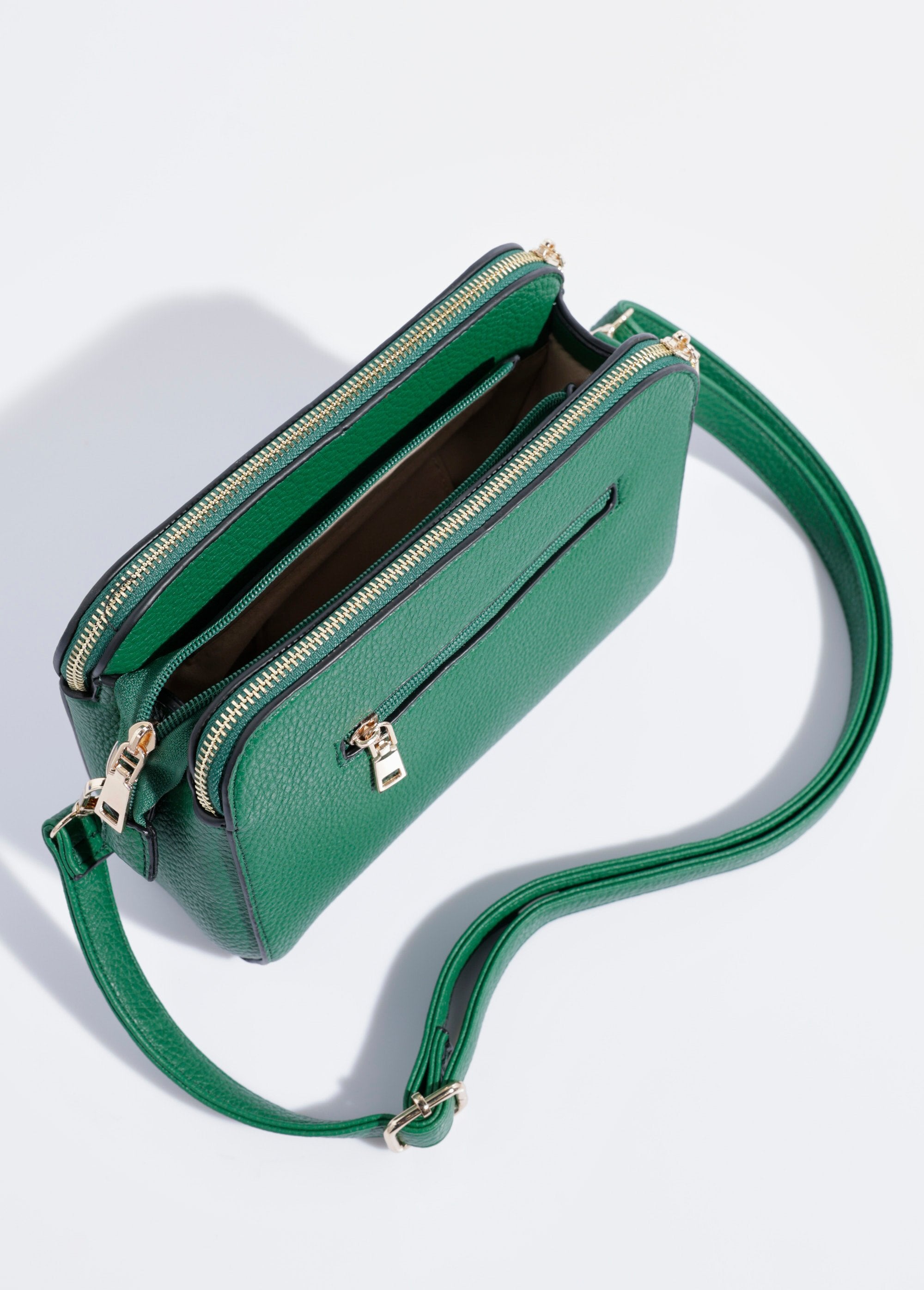 Bolsa_compacta_com_vários_bolsos_e_detalhe_em_metal_Vert_DE1_slim