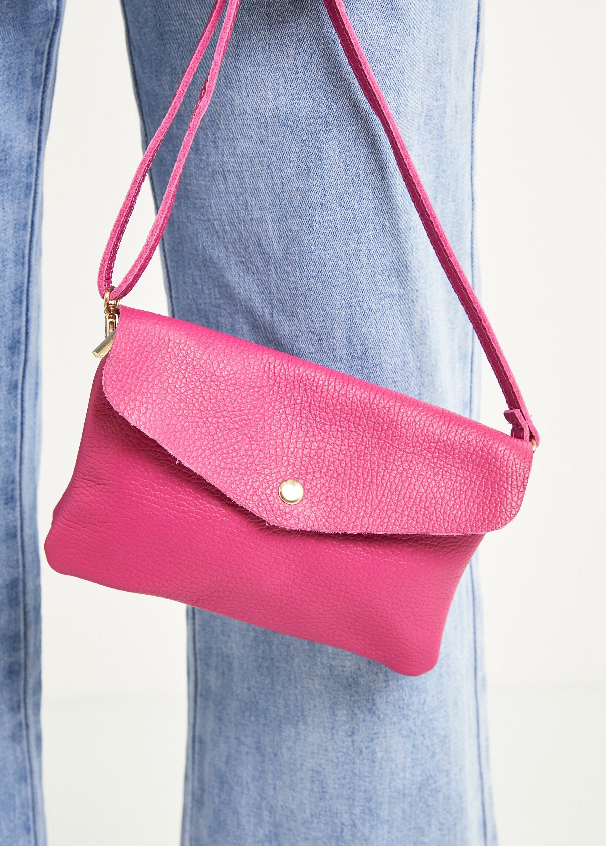 Bolsa_de_ombro_em_pele_granulada_Magenta_fuchsia_FA2_slim