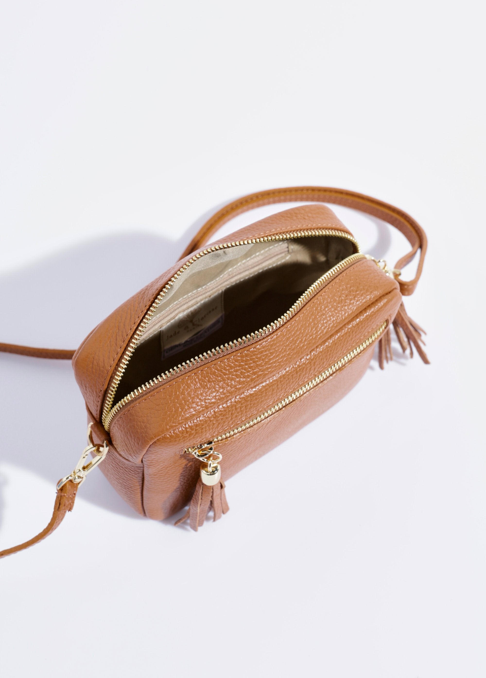 Bolsa_de_ombro_retangular_em_couro_granulado_Camel_DE1_slim