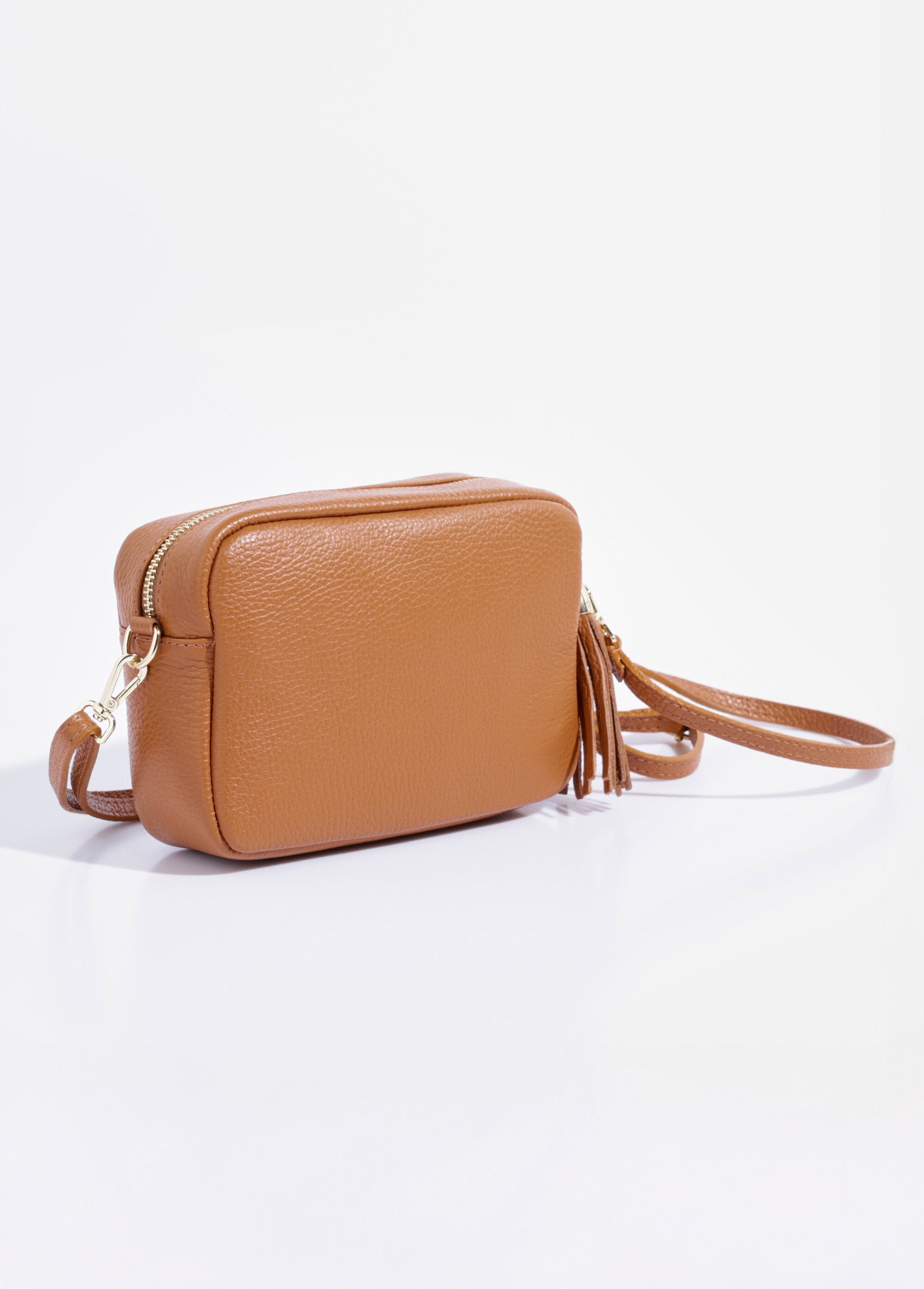 Bolsa_de_ombro_retangular_em_couro_granulado_Camel_DO1_slim