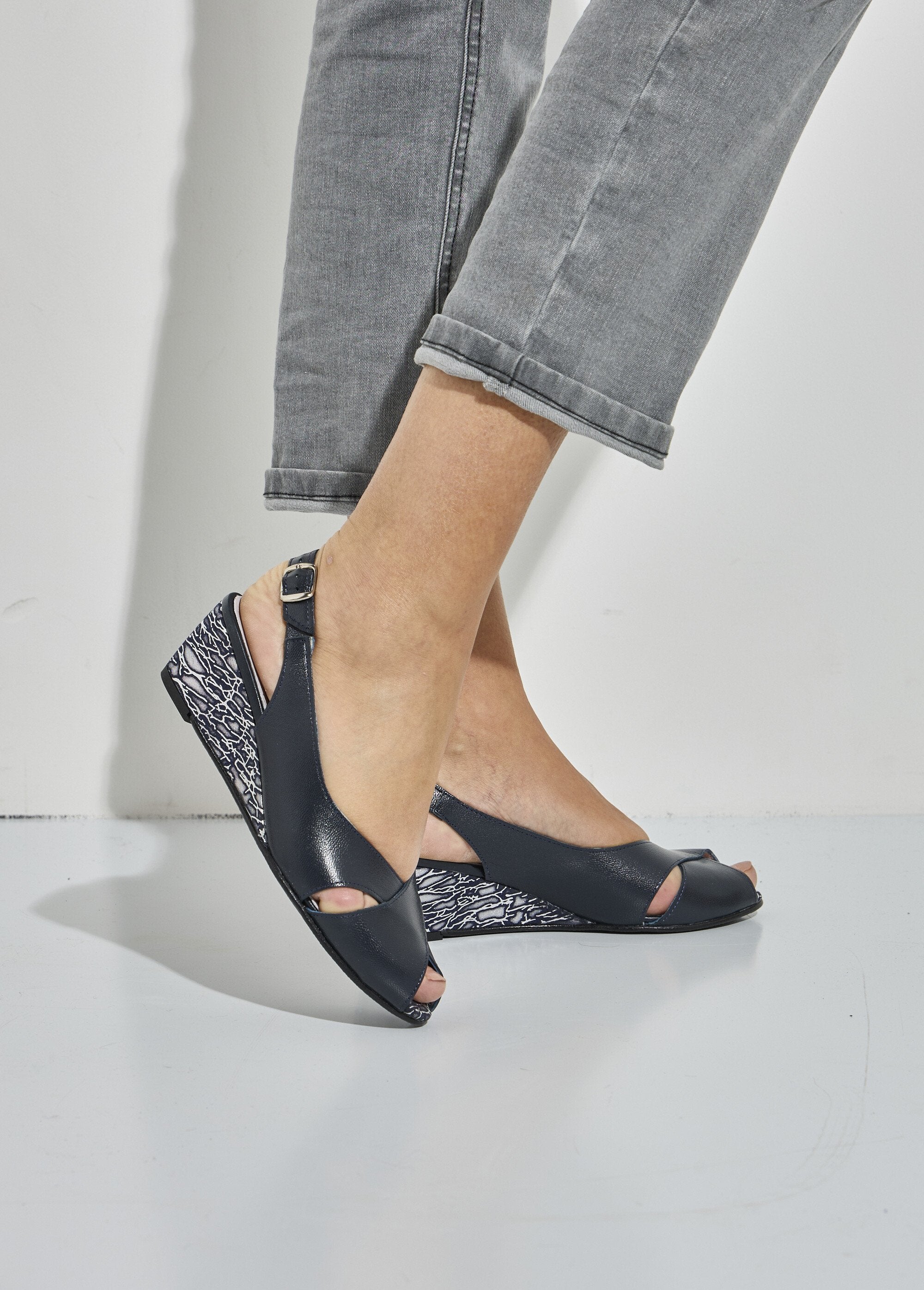 Sandália_confortável_de_couro_com_bico_aberto_Marinho_SF1_slim