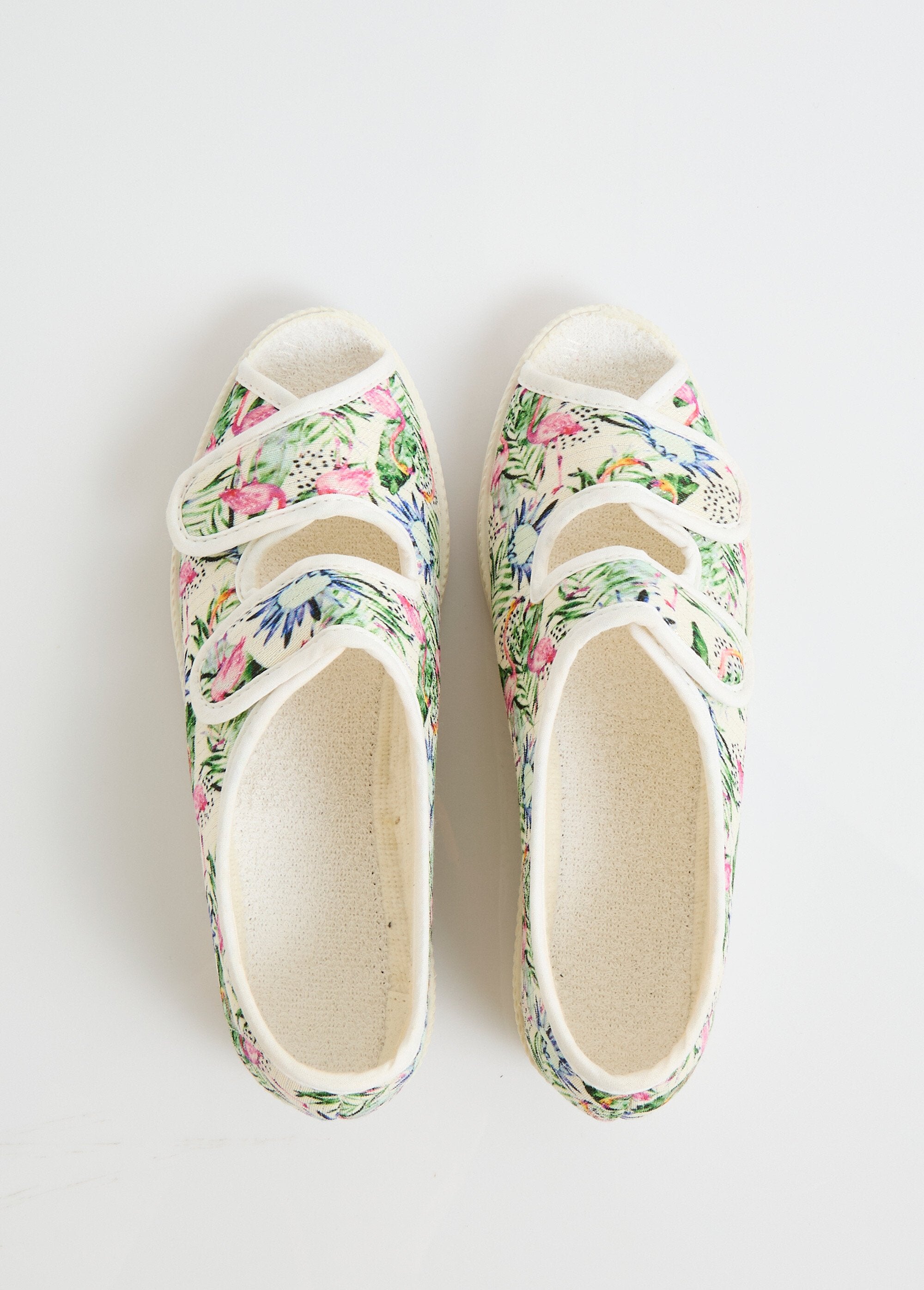 Sandálias_abertas_com_largura_confortável_Impresso_OV1_slim