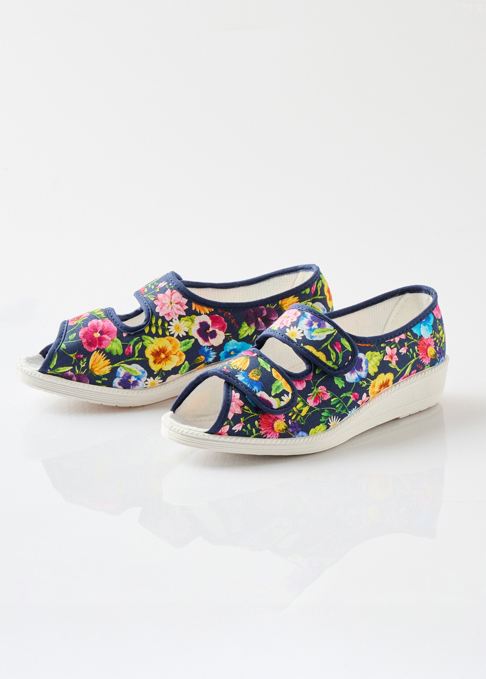 Sandálias_abertas_com_largura_confortável_Estampa_da_Marinha_DE1_slim