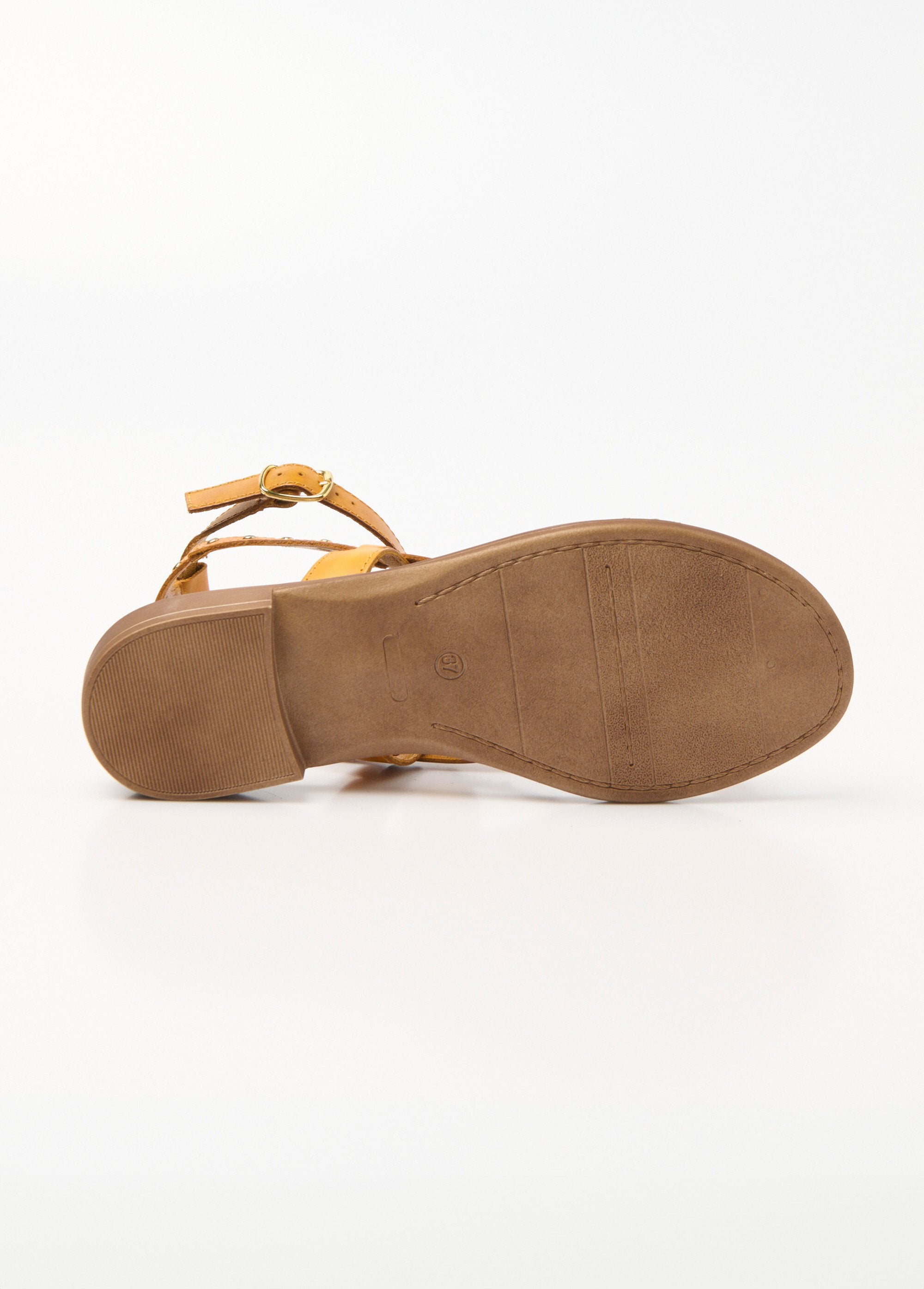 Sandálias_gladiadoras_de_couro_com_tiras_cravejadas_Jaune_UN1_slim