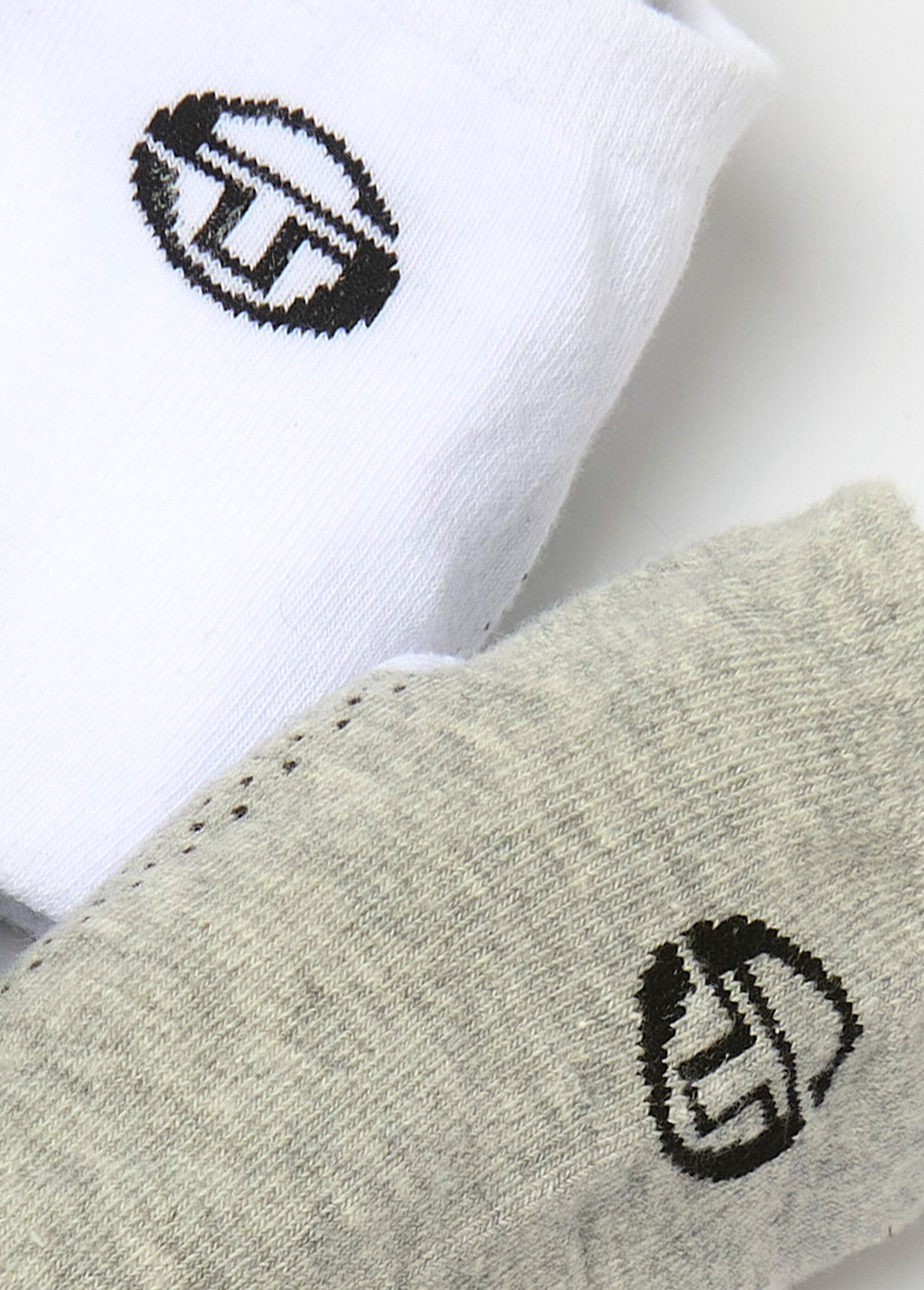Pacote_com_3_meias_com_logotipo_sortido_Gris_et_noir_et_blanc_DE2_slim
