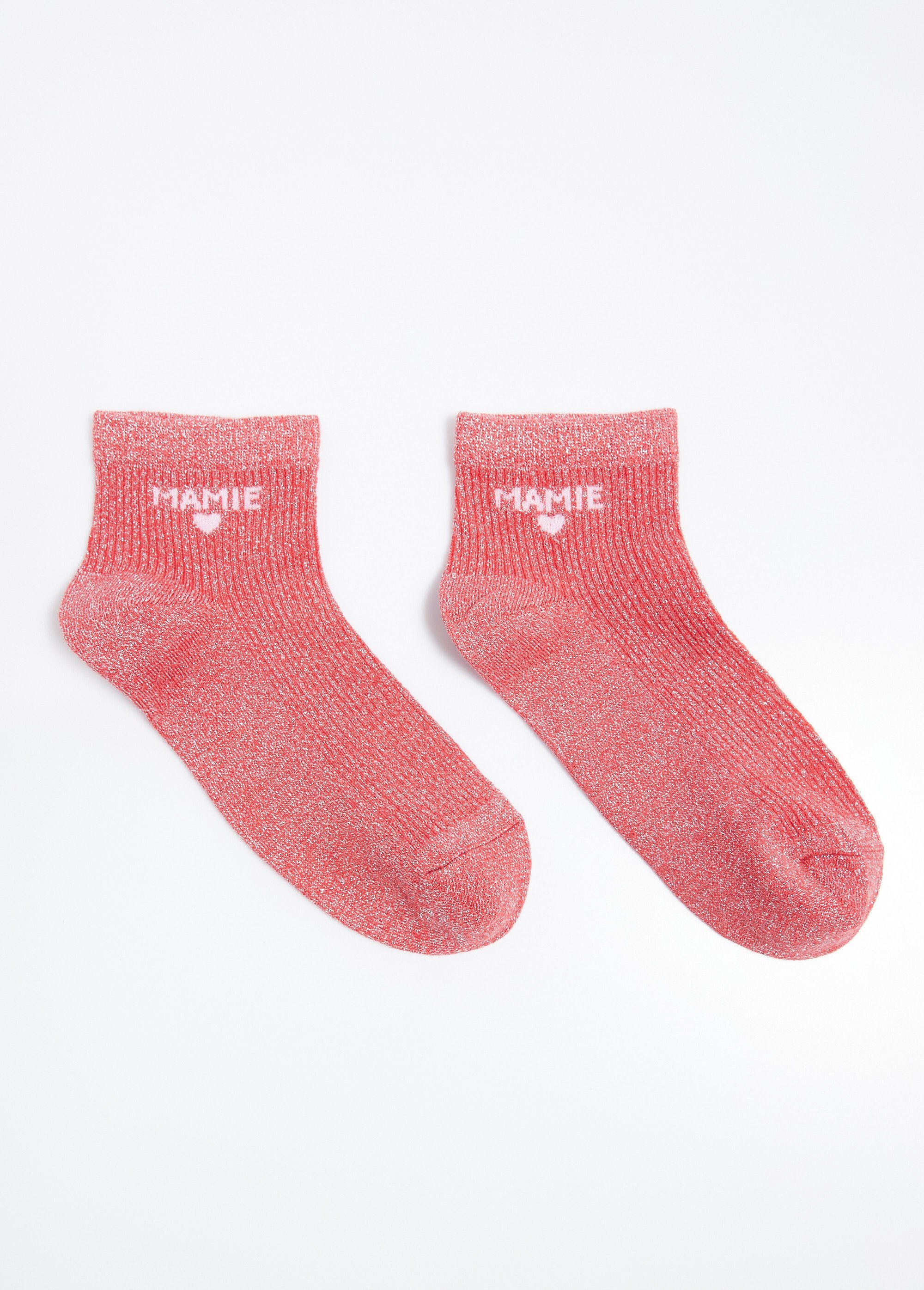 Meias_de_fios_metálicos,_mensagem_MAMIE_Rouge_FA1_slim
