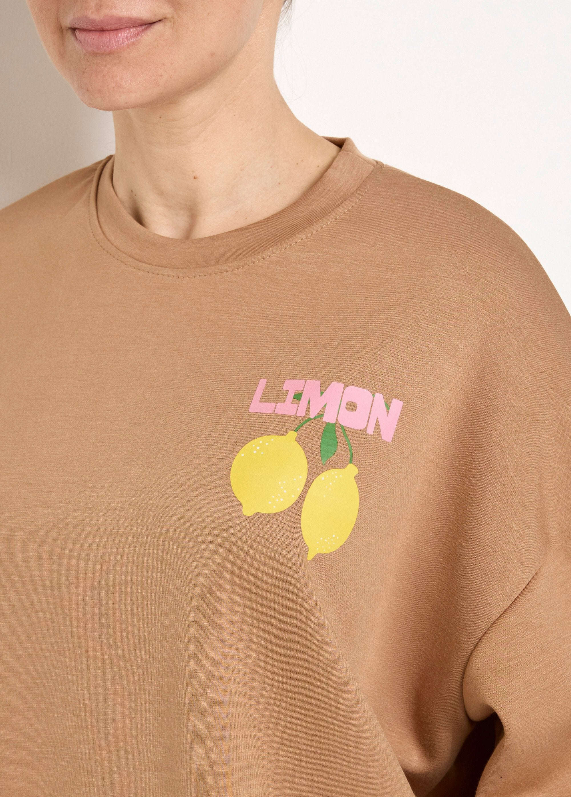 Moletom_com_gola_redonda_e_estampa_laranja_em_malha_macia_Camel_DE1_slim