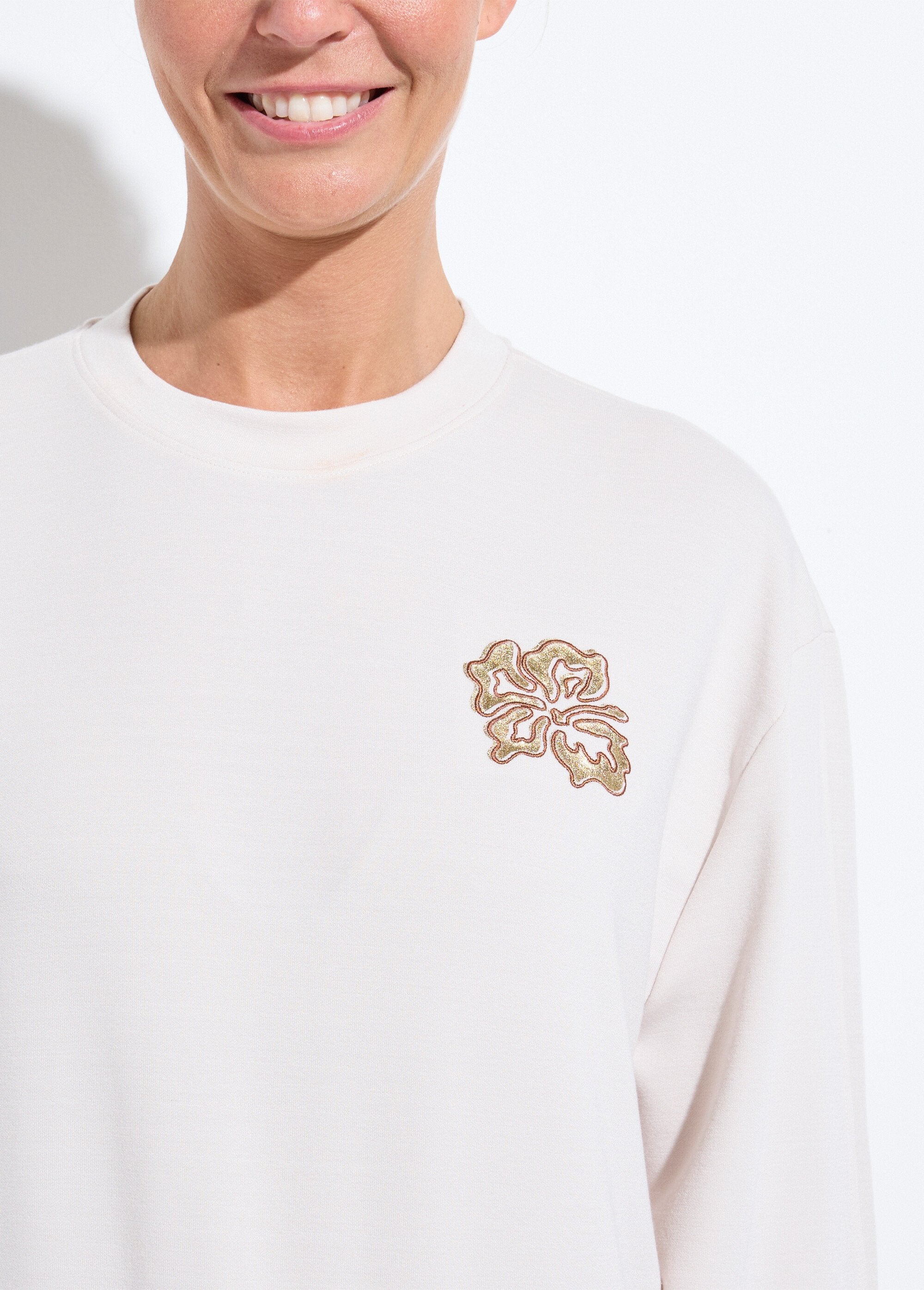Sweat_volume_boite_molleton_brodé_détail_brillant_Ecru_DE1_slim