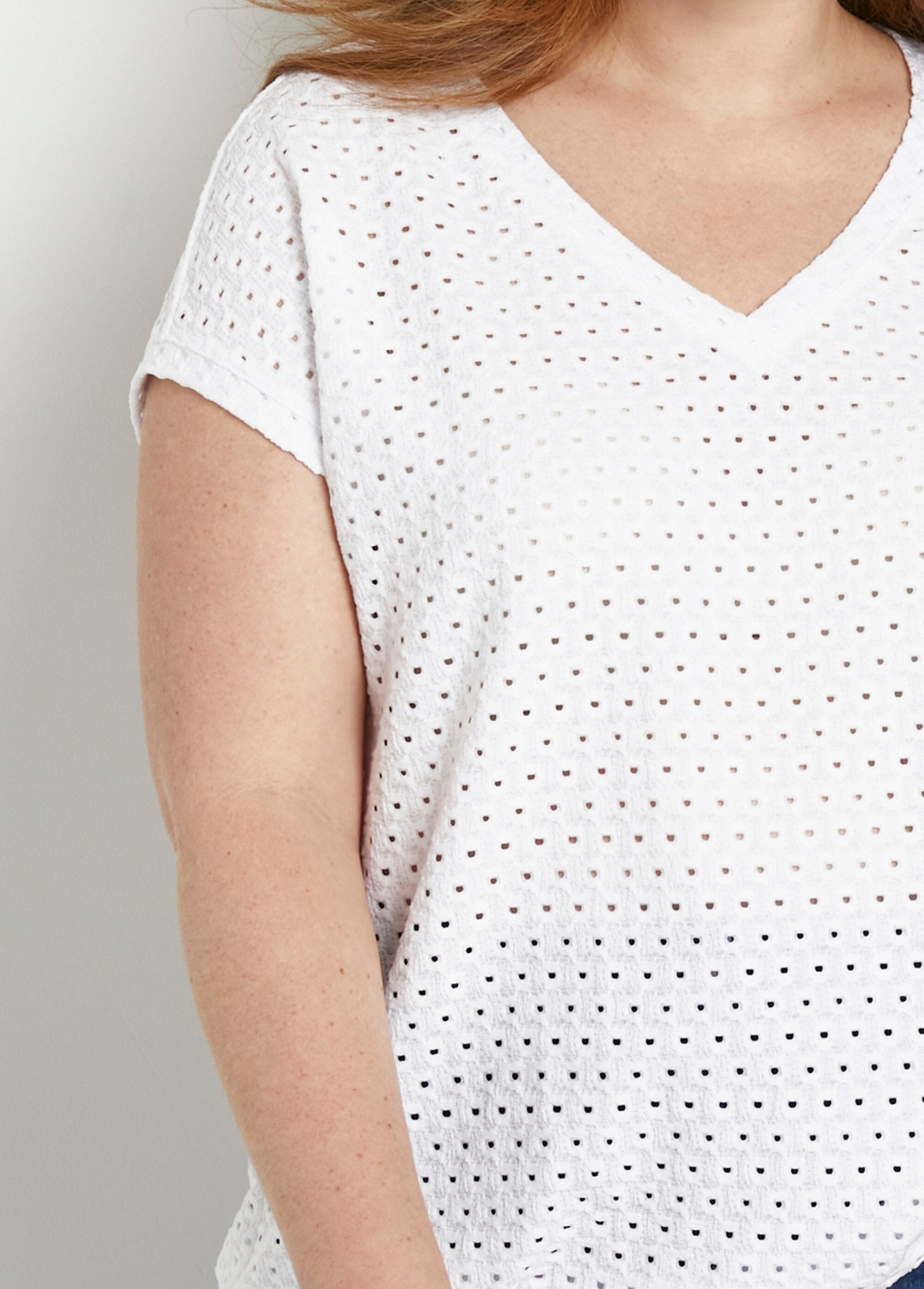 Camiseta_solta_com_blusa_curta_lisa_decote_em_V_Blanc_DE1_curvy