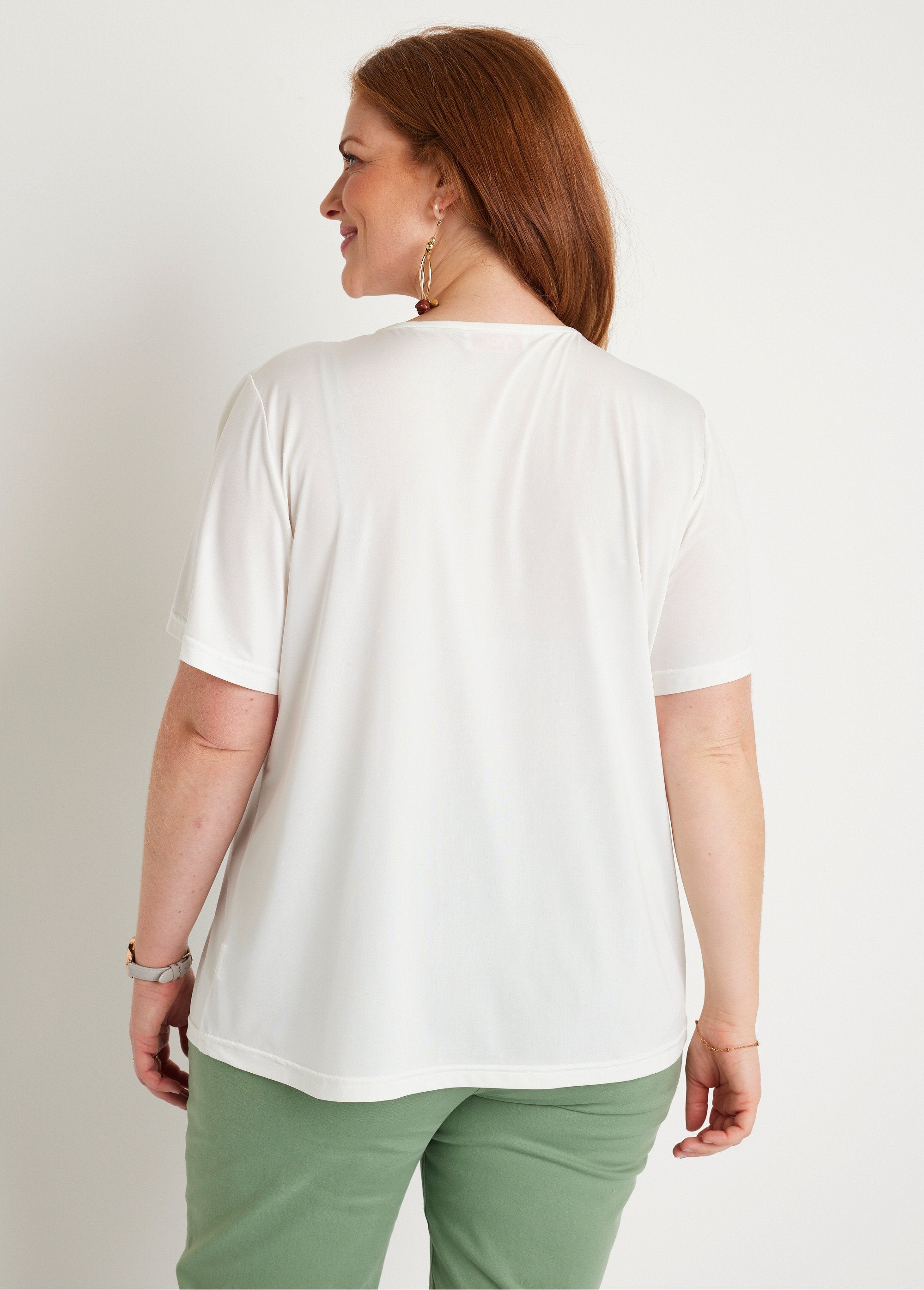 Camiseta_curta_solta,_lisa_ou_folhagem_Branco_liso_DO1_curvy