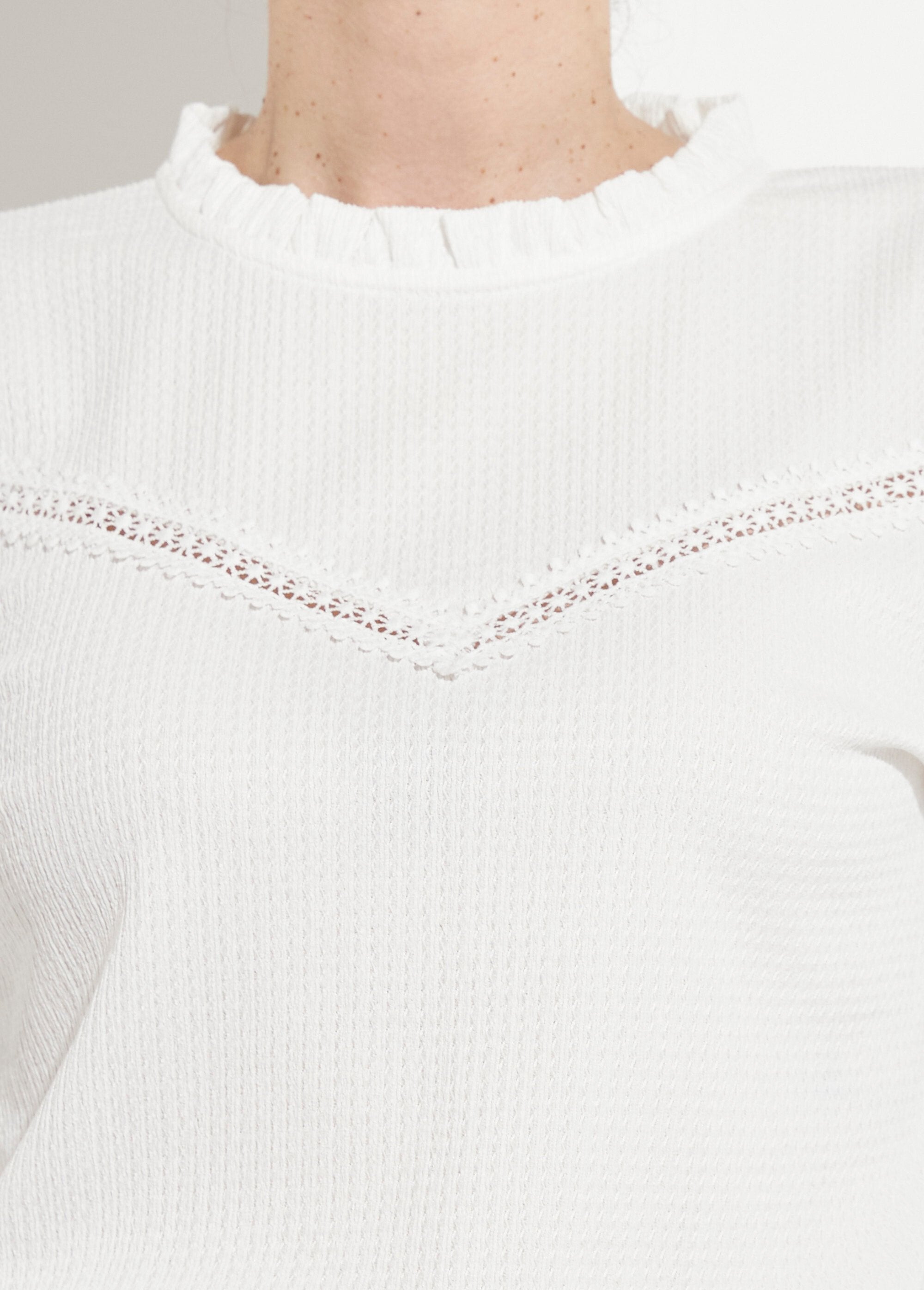 T-shirt_blanc_col_montant_volanté_maille_gaufrée_Blanc_DE2_slim