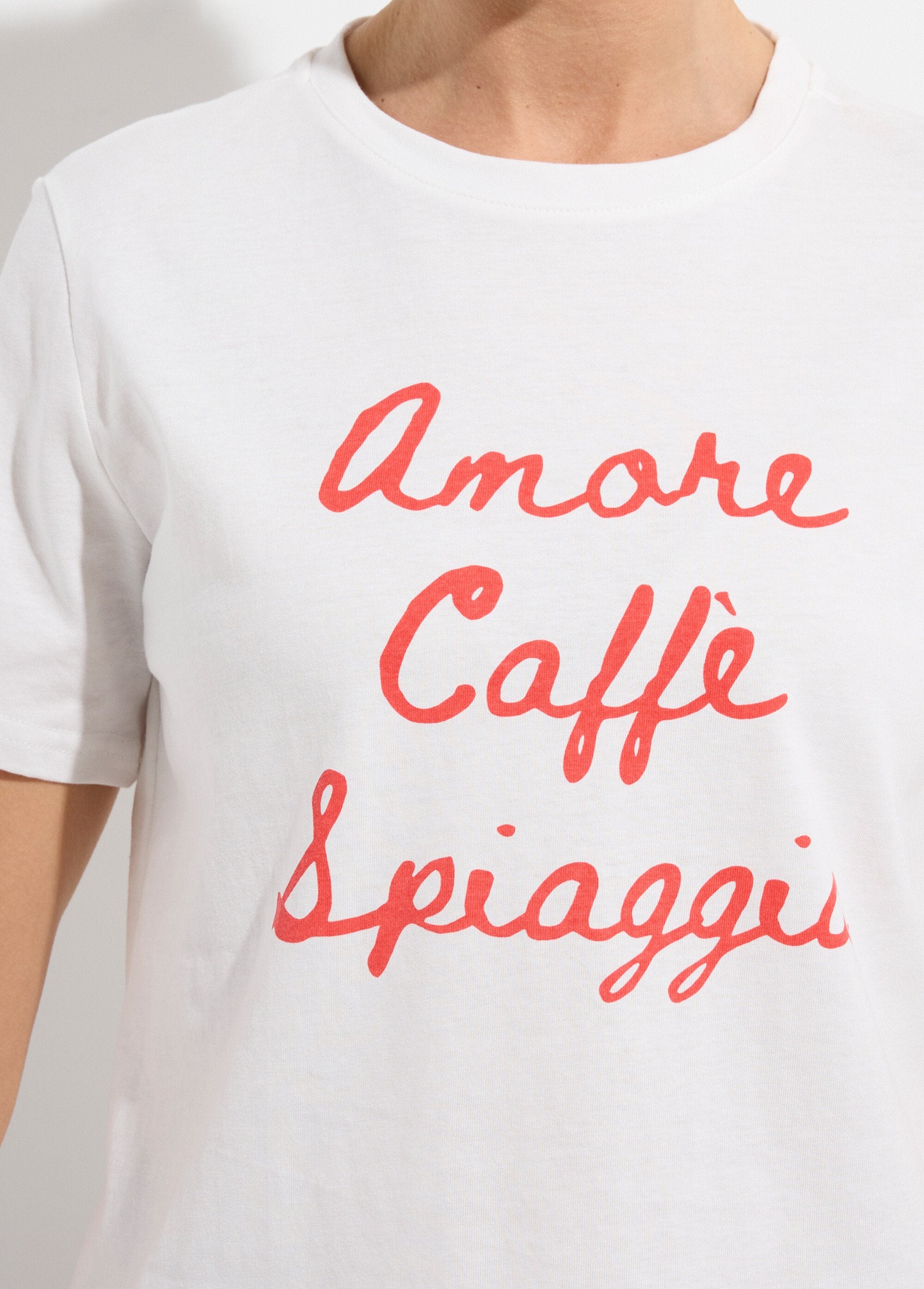 T-shirt_branca_de_algodão_Amore_Caffè_Spiaggia_Blanc_et_rouge_DE1_slim