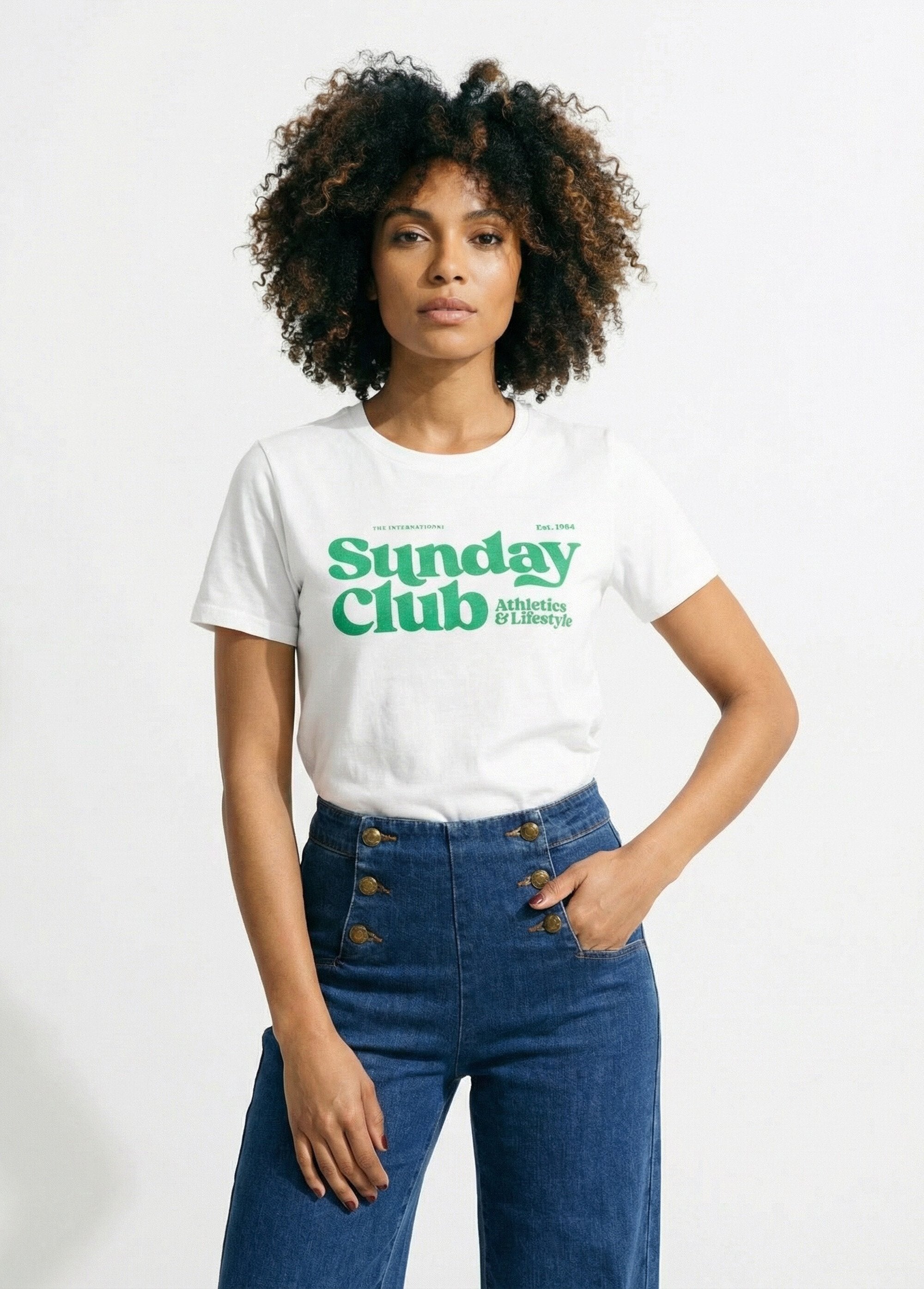 T-shirt_branca_com_a_inscrição_Sunday_Club_Blanc_et_vert_FA1_slim