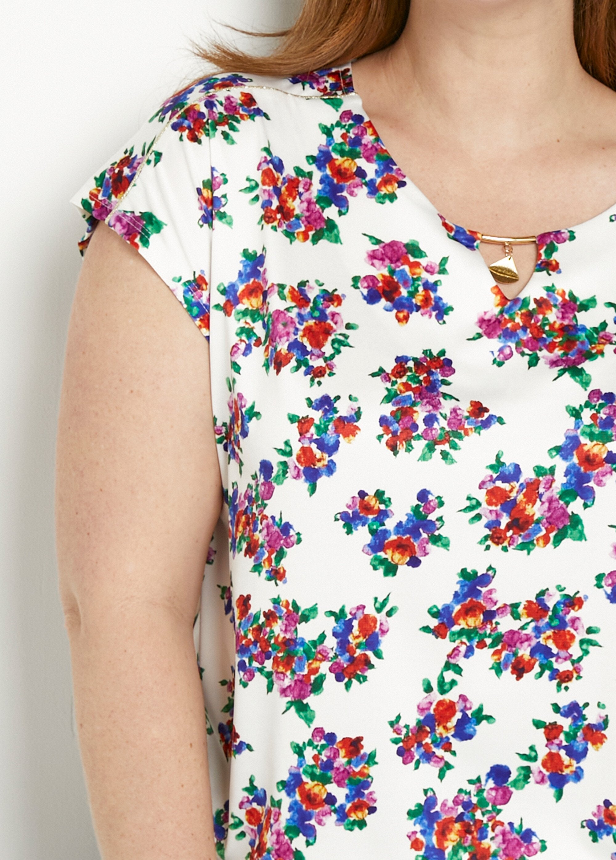 Blusa_gola_joia_floral_camiseta_Fond_blanc_DE1_curvy