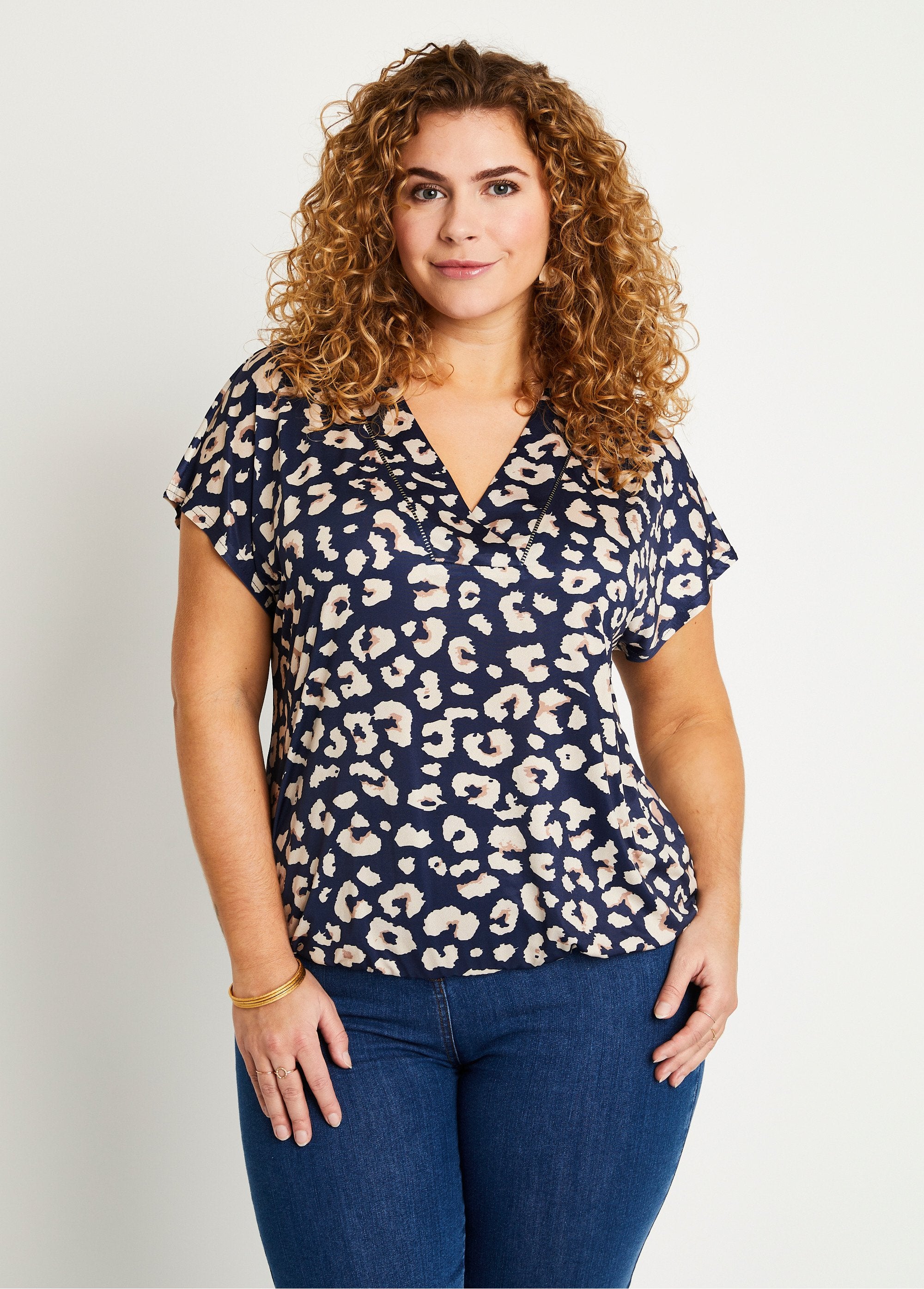 Blusa_com_estampa_animal_print_e_decote_em_V_Marinha_e_bege_FA1_curvy