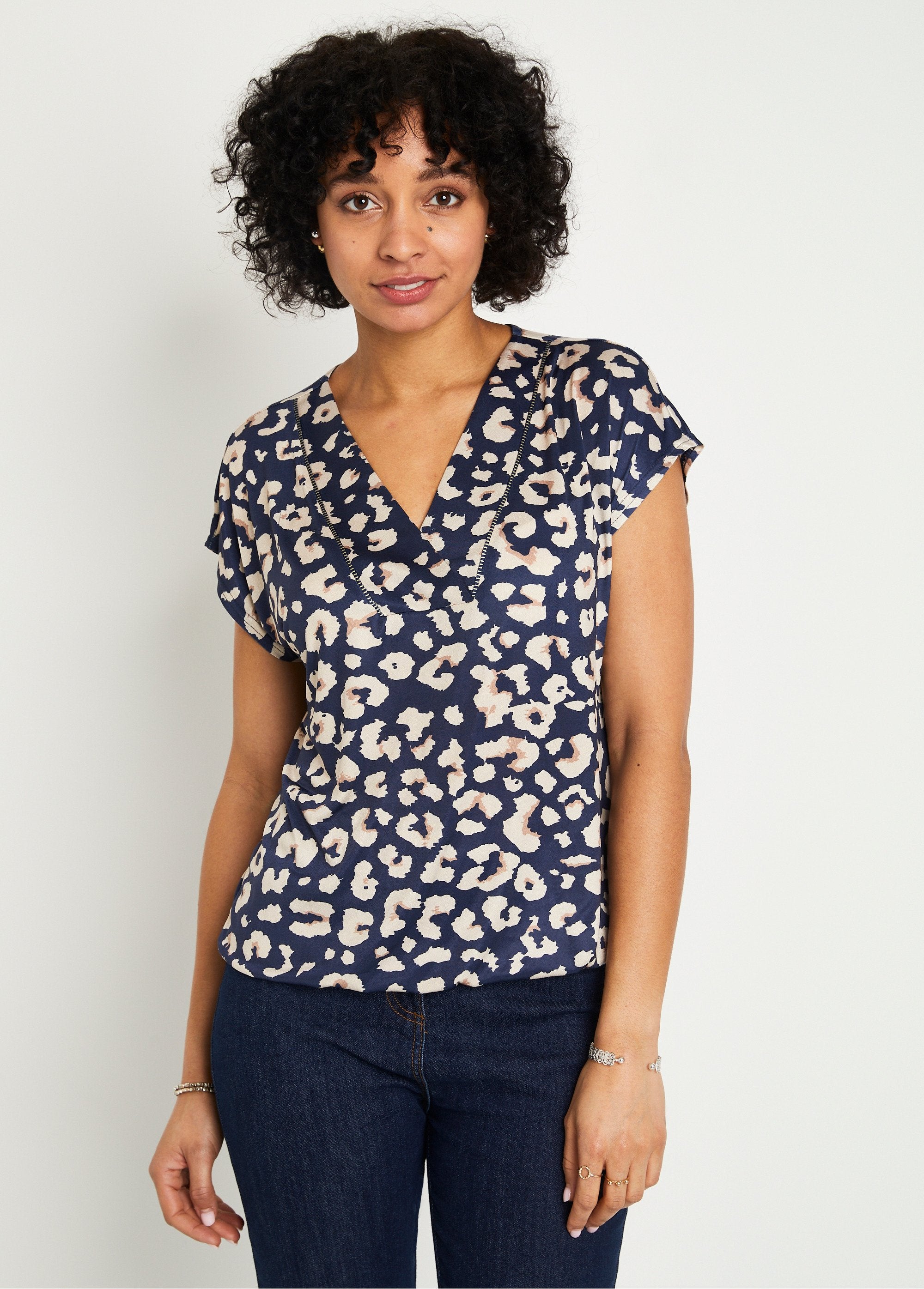 Blusa_com_estampa_animal_print_e_decote_em_V_Marinha_e_bege_FA1_slim