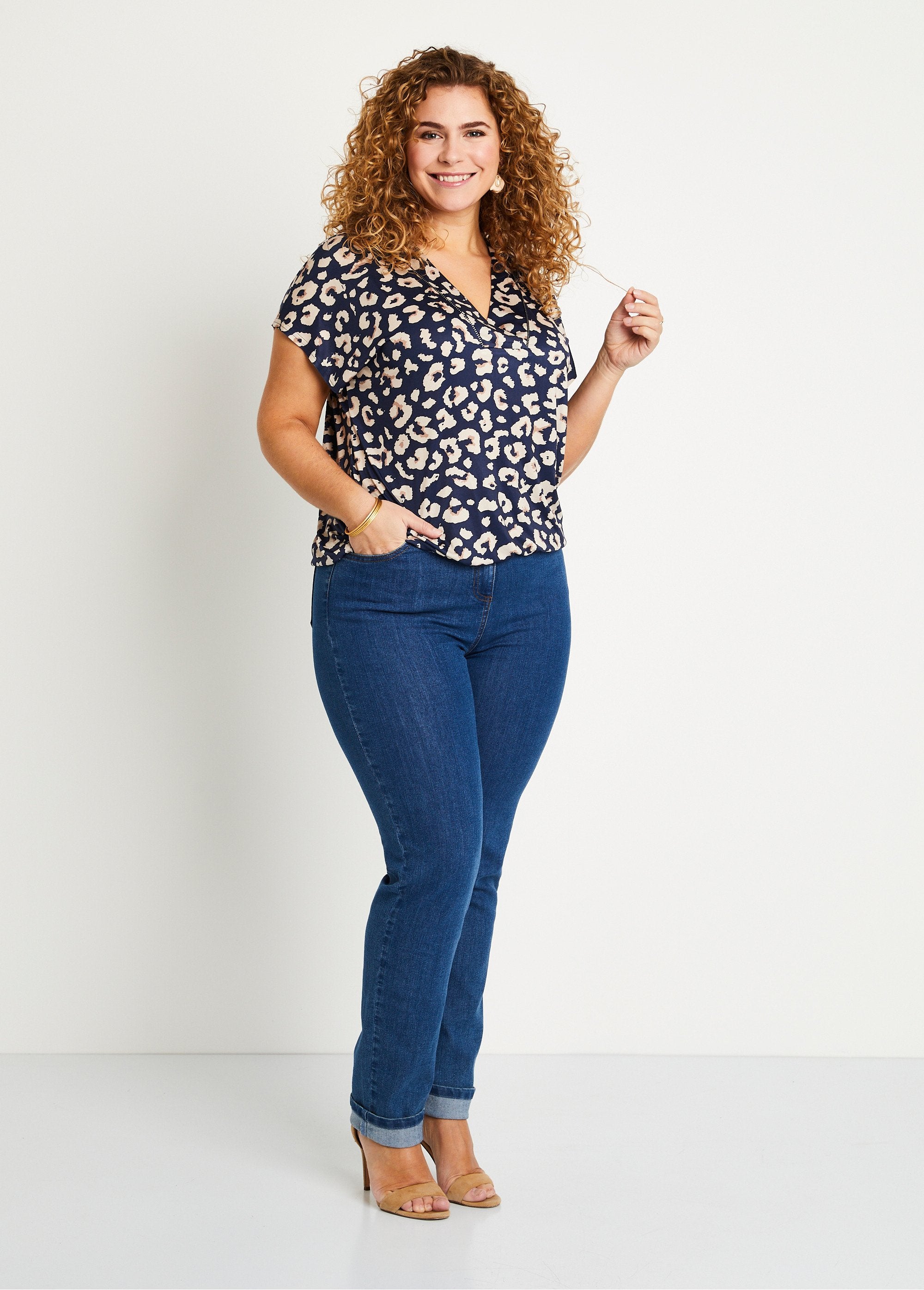 Blusa_com_estampa_animal_print_e_decote_em_V_Marinha_e_bege_SF1_curvy