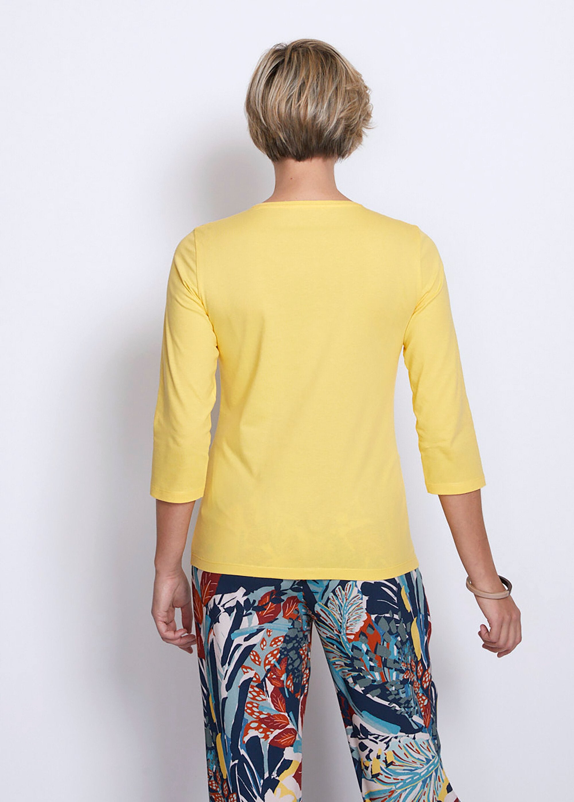 Camiseta_manga_3/4_com_gola_bordada_com_tachas_AMARELO_DO1_slim