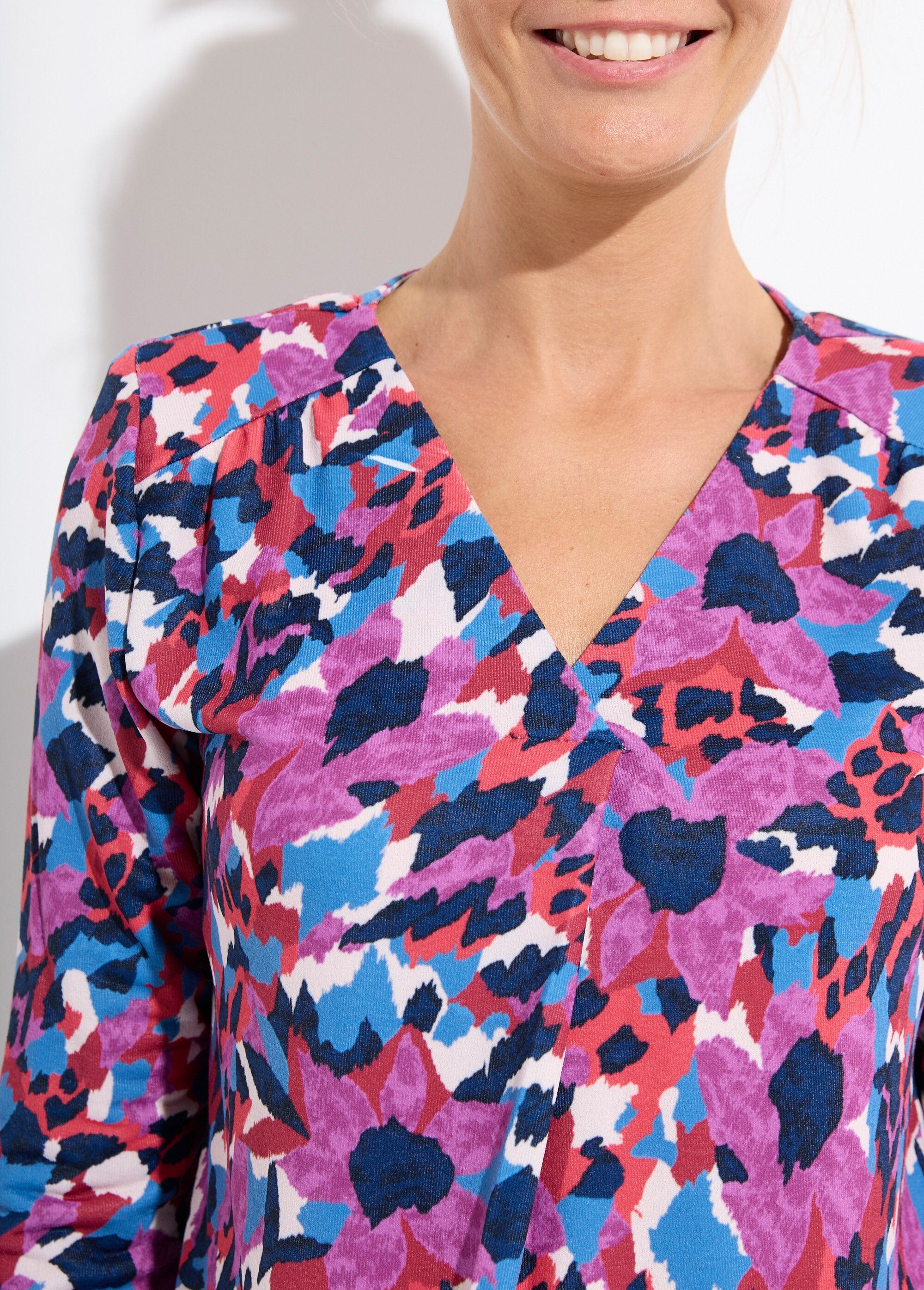 T-shirt_quente_com_decote_em_V_e_estampado_multicolorido_Imprime_bleu_DE1_slim