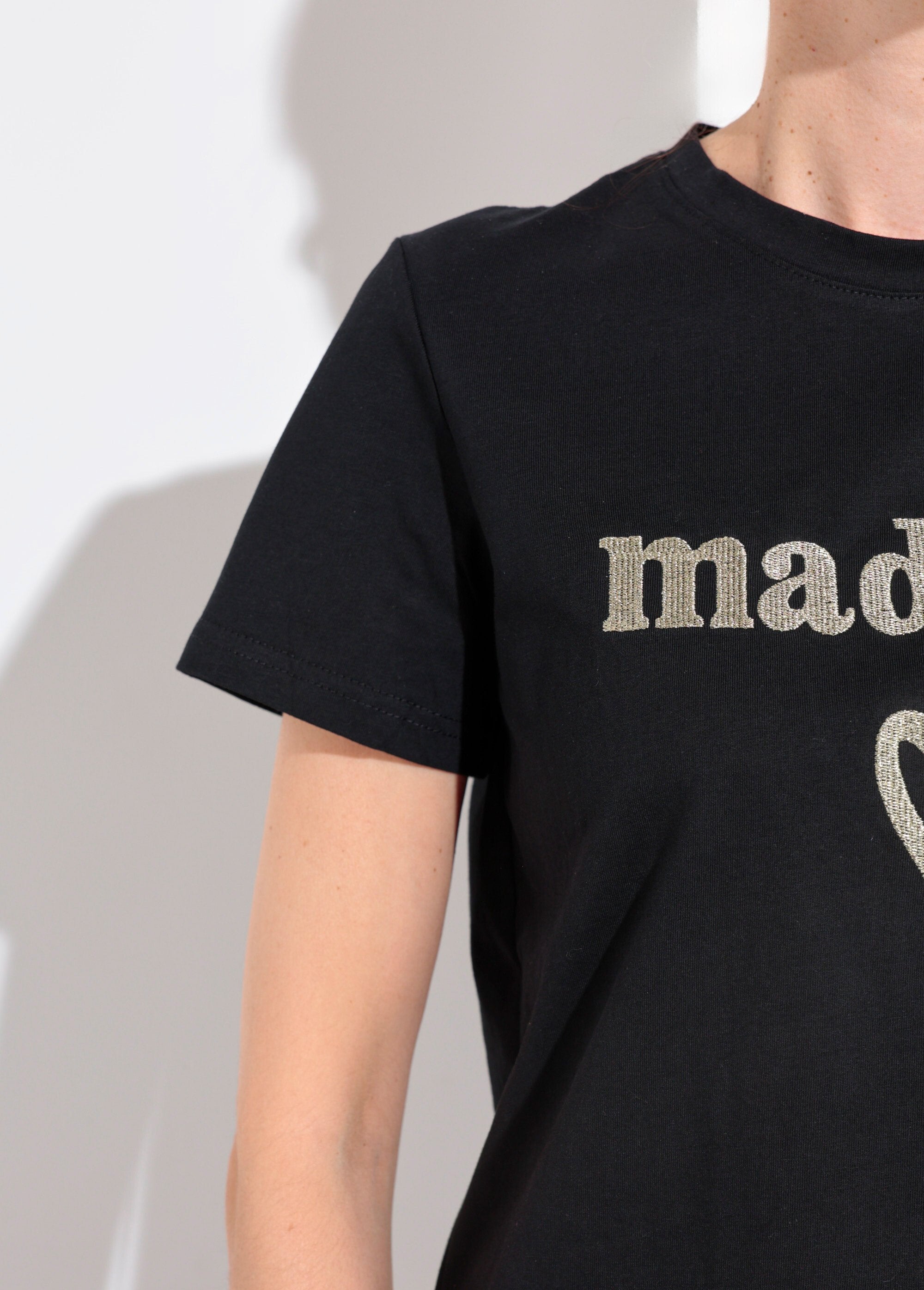 Camiseta_Madame_com_bordado_metálico_e_gola_redonda_Noir_DE2_slim
