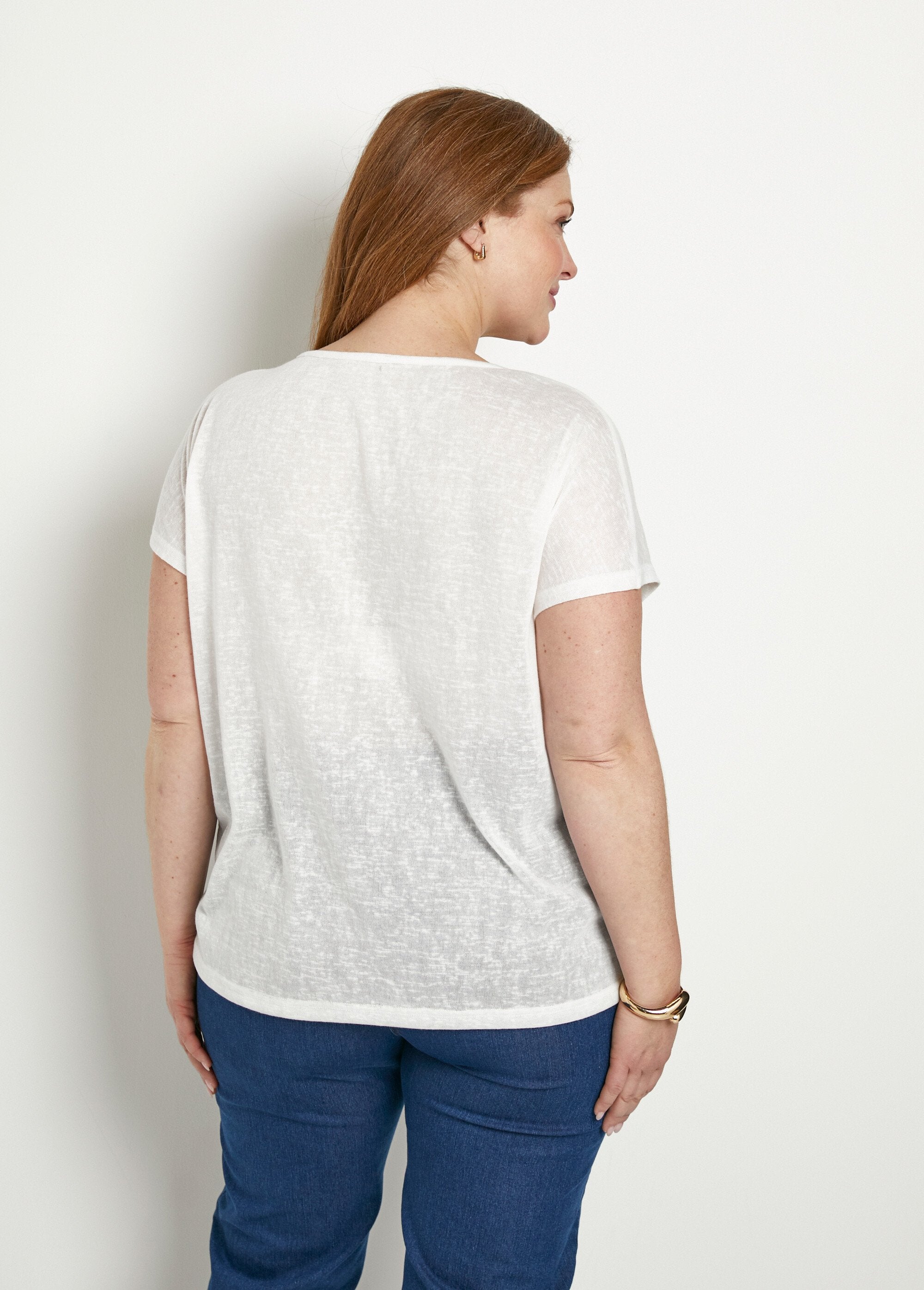 Camiseta_gola_redonda_com_malha_slub_e_padrão_dourado_Blanc_DO1_curvy