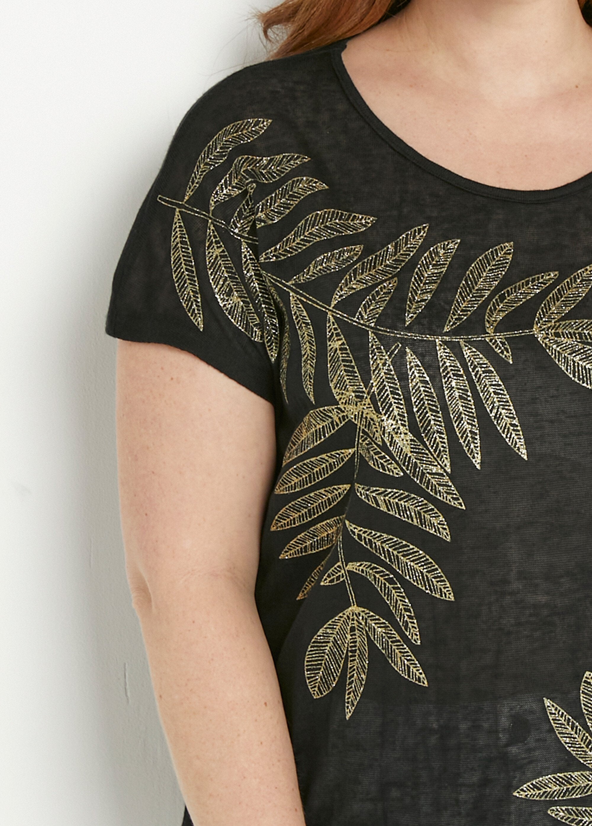 Camiseta_gola_redonda_com_malha_slub_e_padrão_dourado_Noir_DE1_curvy
