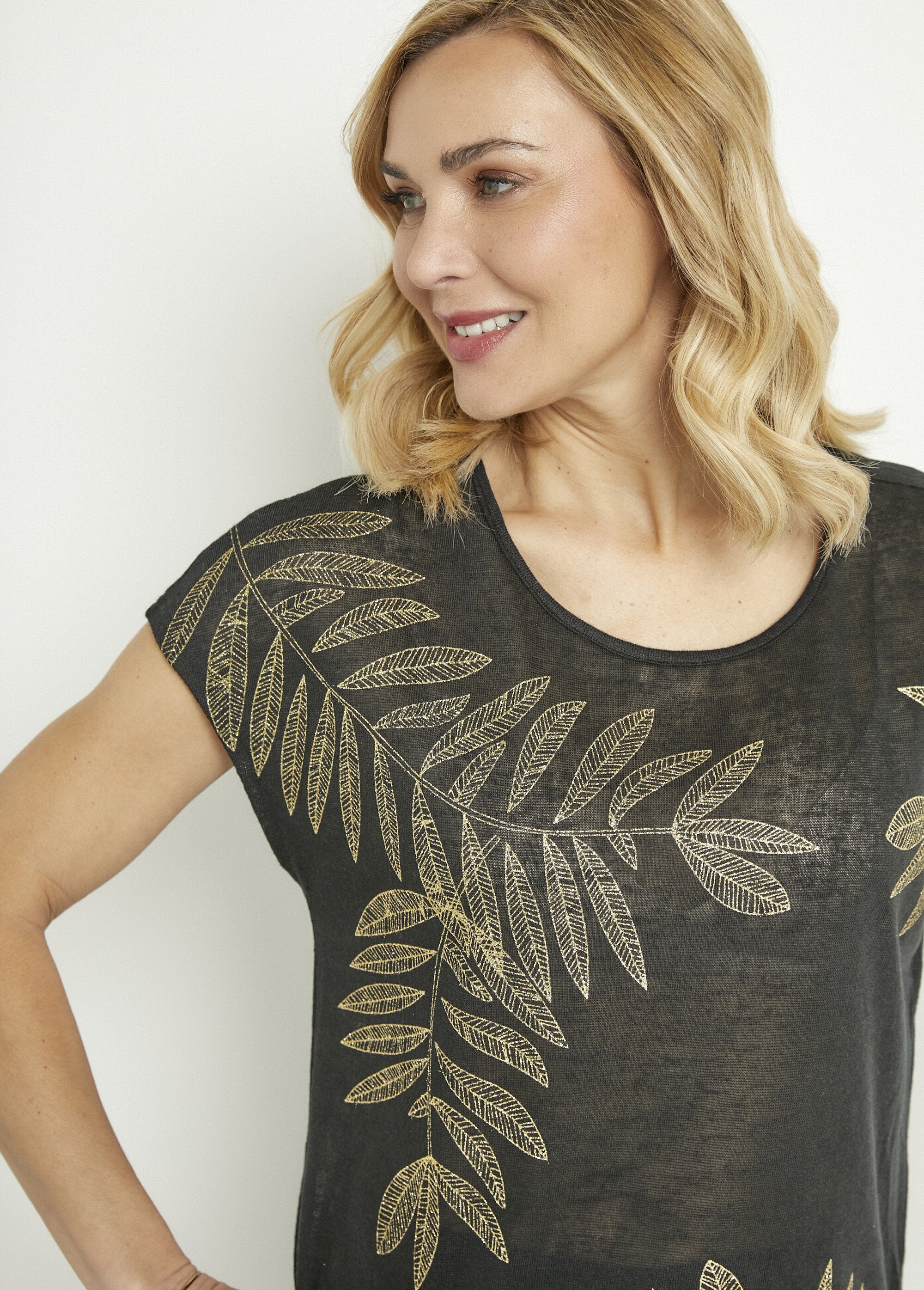 Camiseta_gola_redonda_com_malha_slub_e_padrão_dourado_Noir_DE1_slim