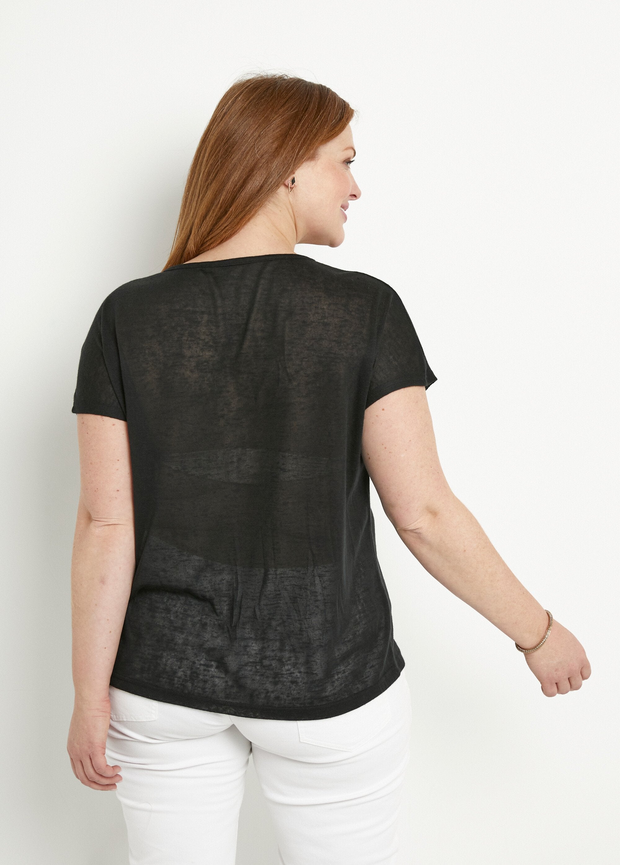 Camiseta_gola_redonda_com_malha_slub_e_padrão_dourado_Noir_DO1_curvy