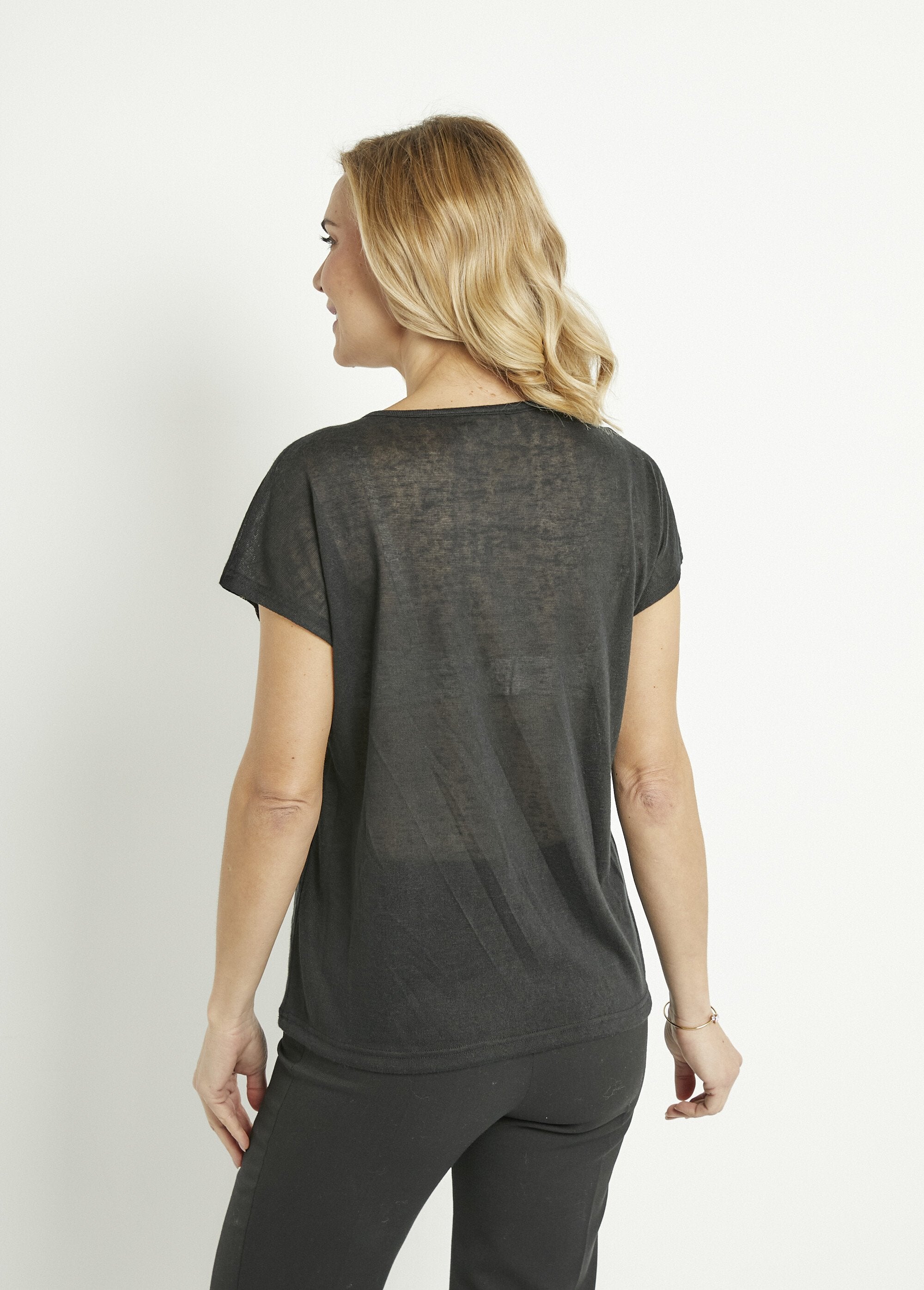 Camiseta_gola_redonda_com_malha_slub_e_padrão_dourado_Noir_DO1_slim
