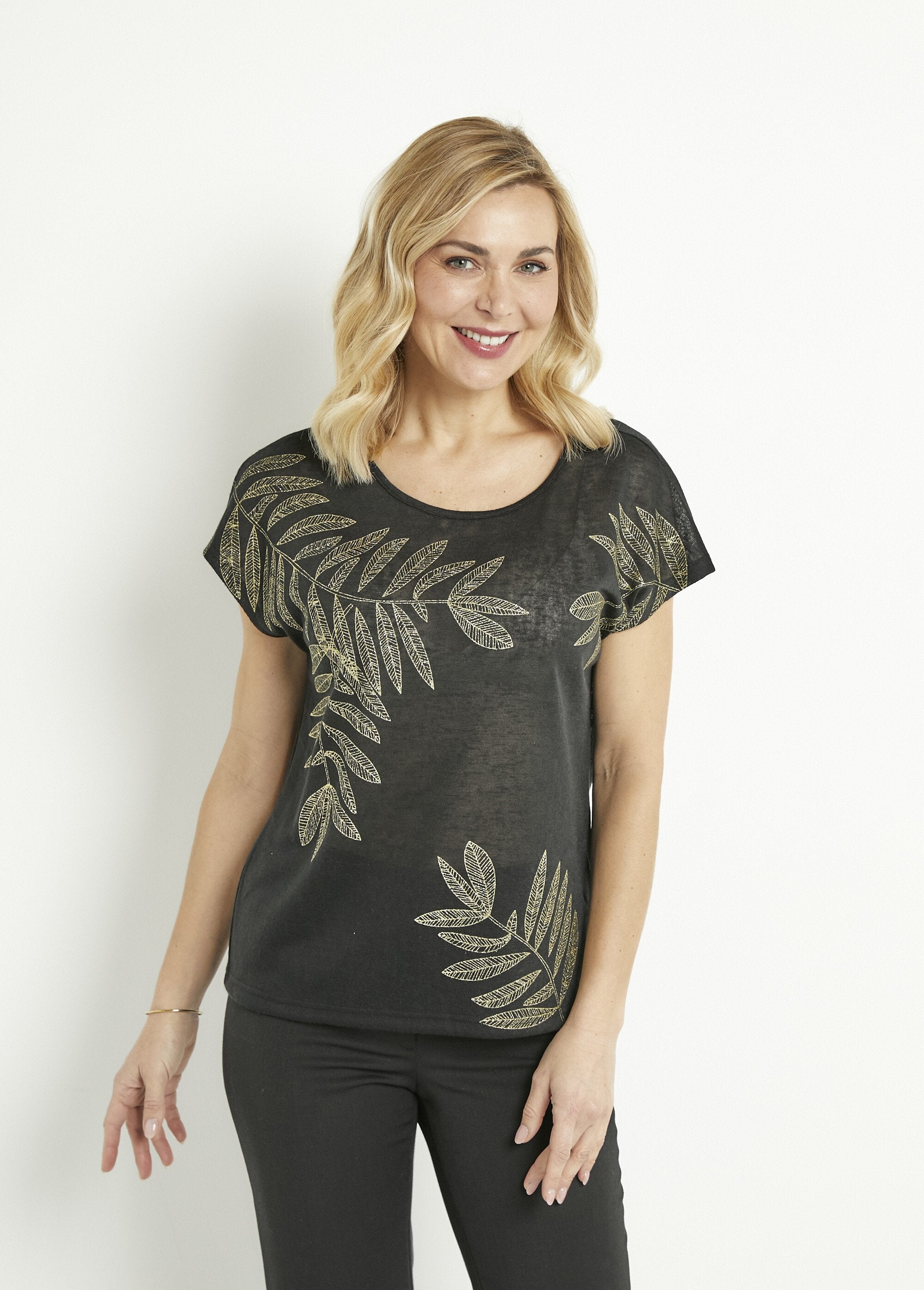 Camiseta_gola_redonda_com_malha_slub_e_padrão_dourado_Noir_FA1_slim