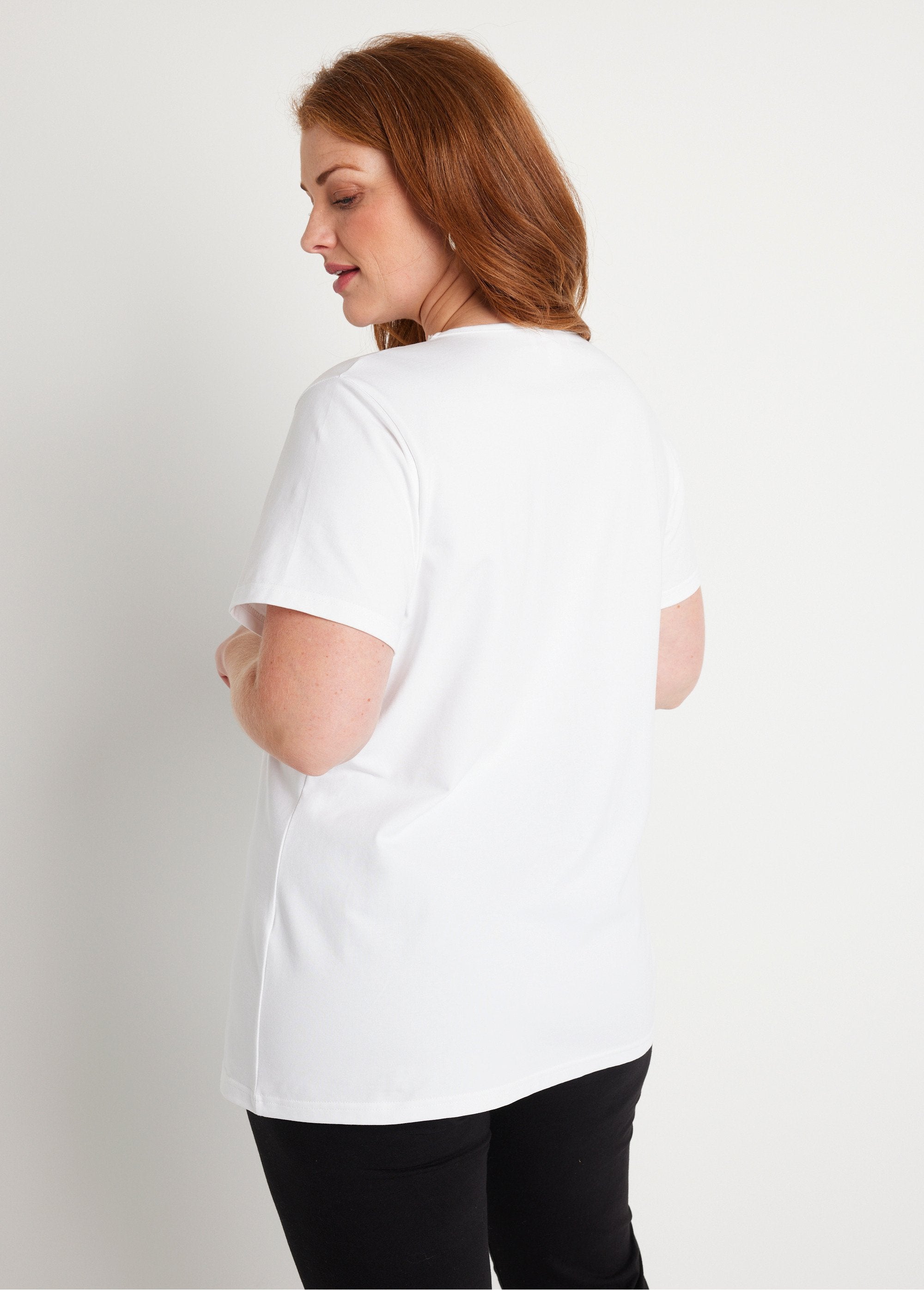 T-shirt_com_decote_em_V_bordado_e_aberto_BRANCO_DO1_curvy