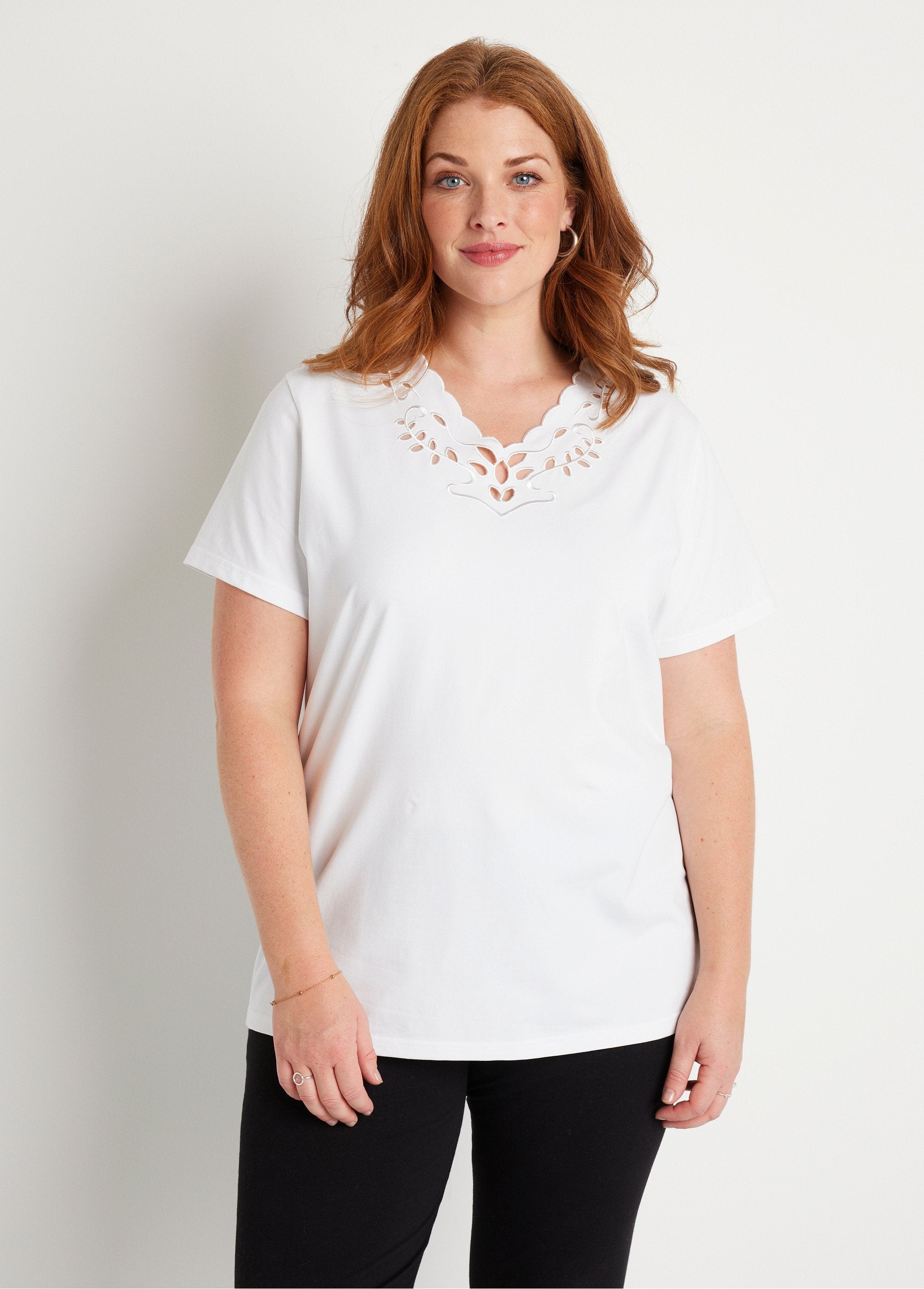 T-shirt_com_decote_em_V_bordado_e_aberto_BRANCO_FA1_curvy