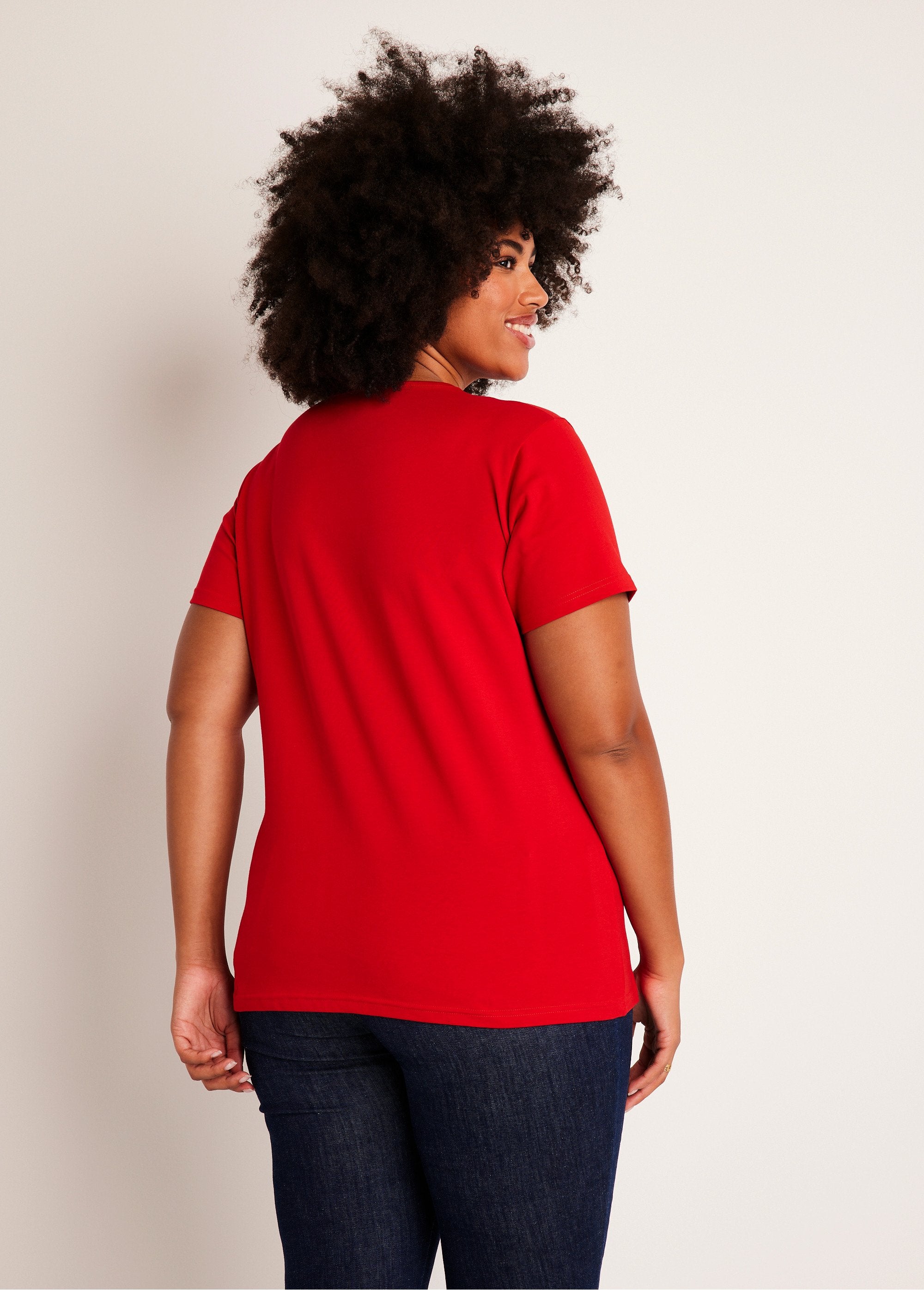 T-shirt_com_decote_em_V_bordado_e_aberto_VERMELHO_DO1_curvy