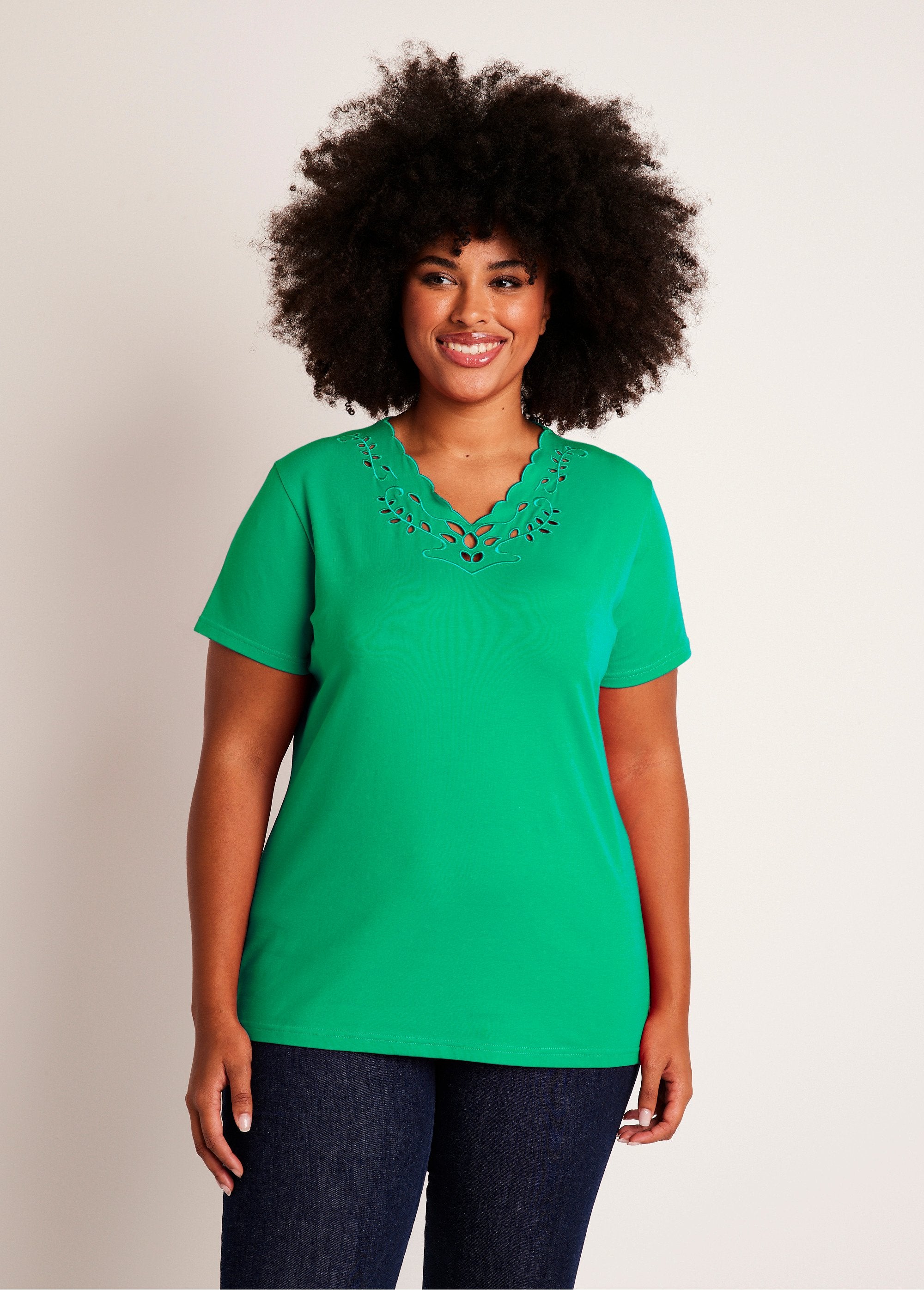 T-shirt_com_decote_em_V_bordado_e_aberto_VERDE_FA1_curvy