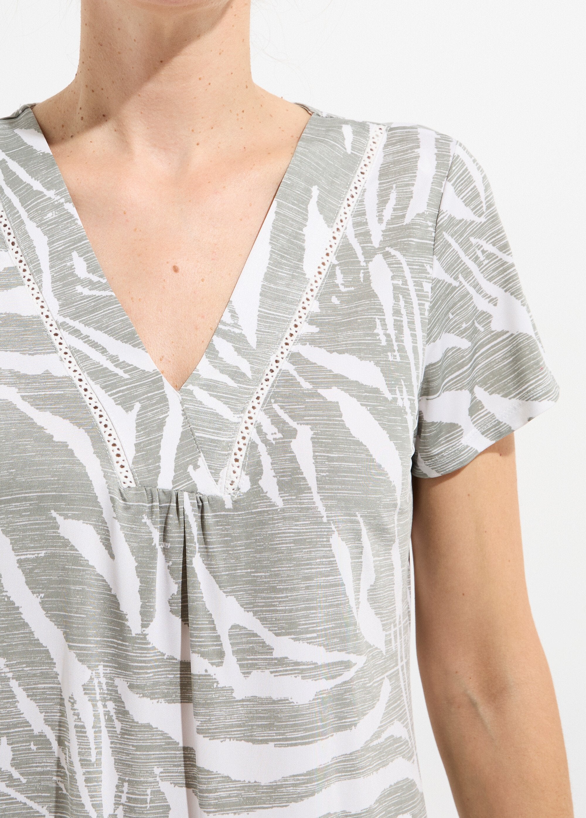 T-shirt_com_decote_em_V_estampado,_mangas_curtas._Vert_et_ecru_DE1_slim