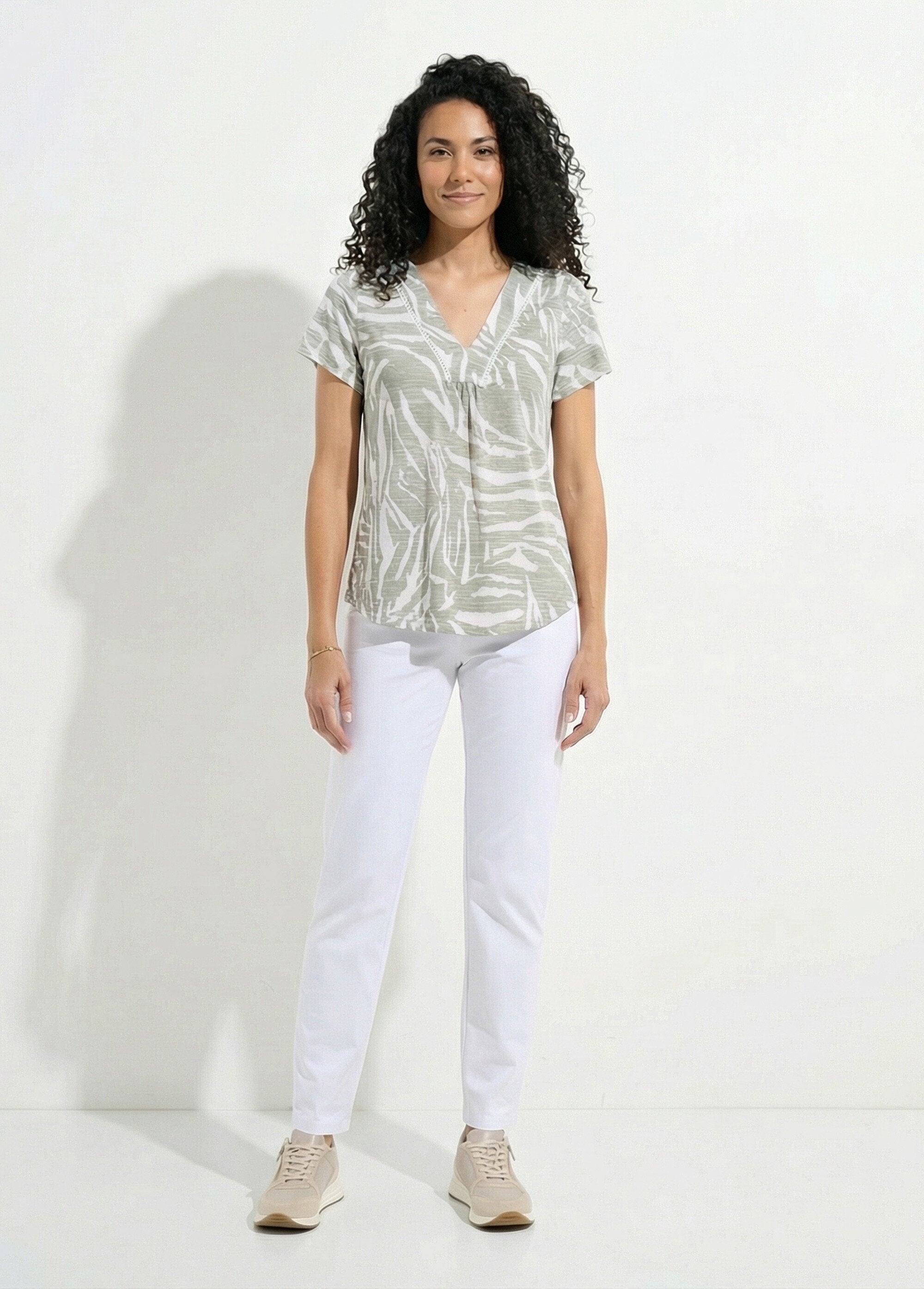 T-shirt_com_decote_em_V_estampado,_mangas_curtas._Vert_et_ecru_SF1_slim