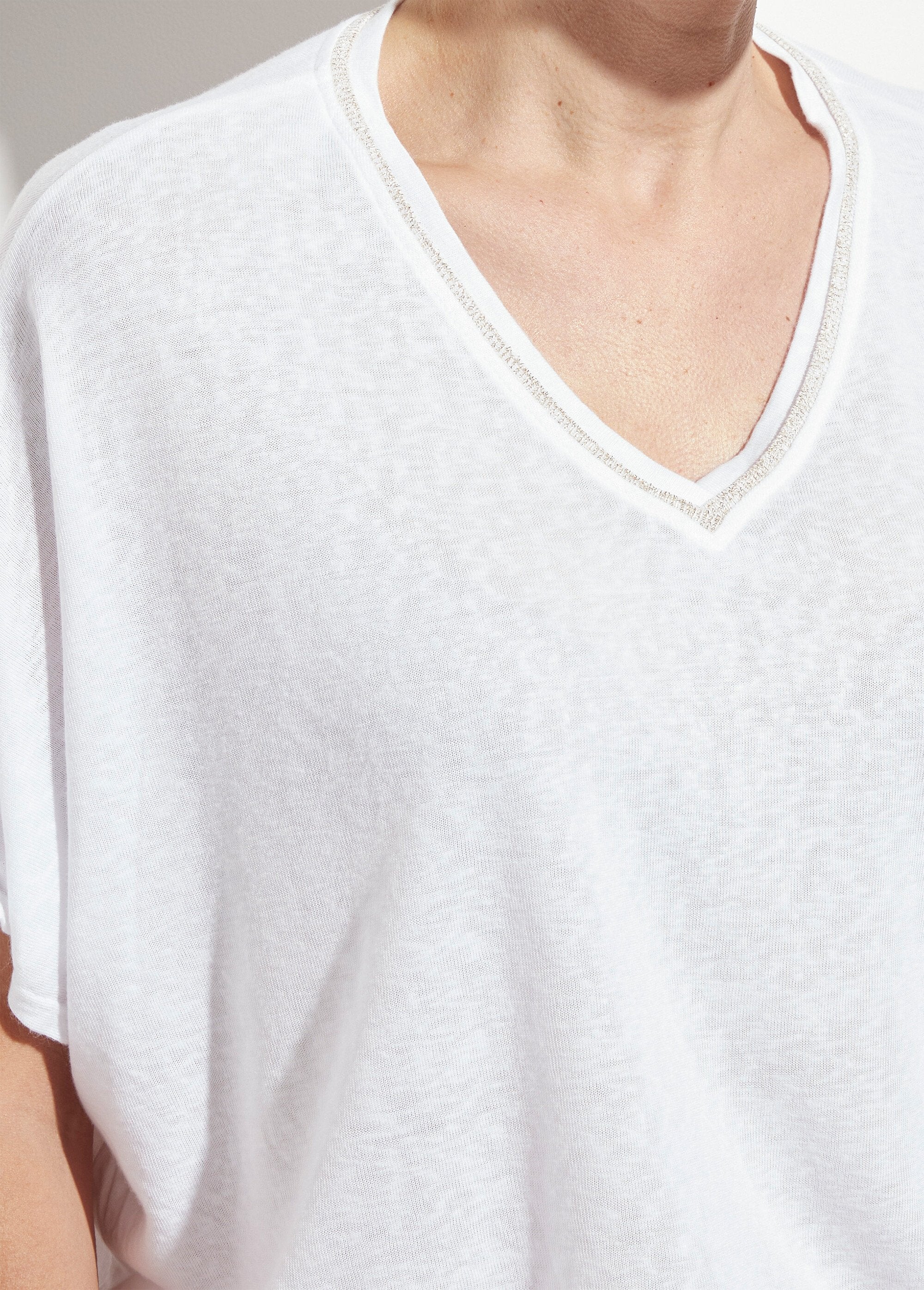 Camiseta_metálica_com_decote_em_V_e_mangas_quimono_Blanc_DE1_slim