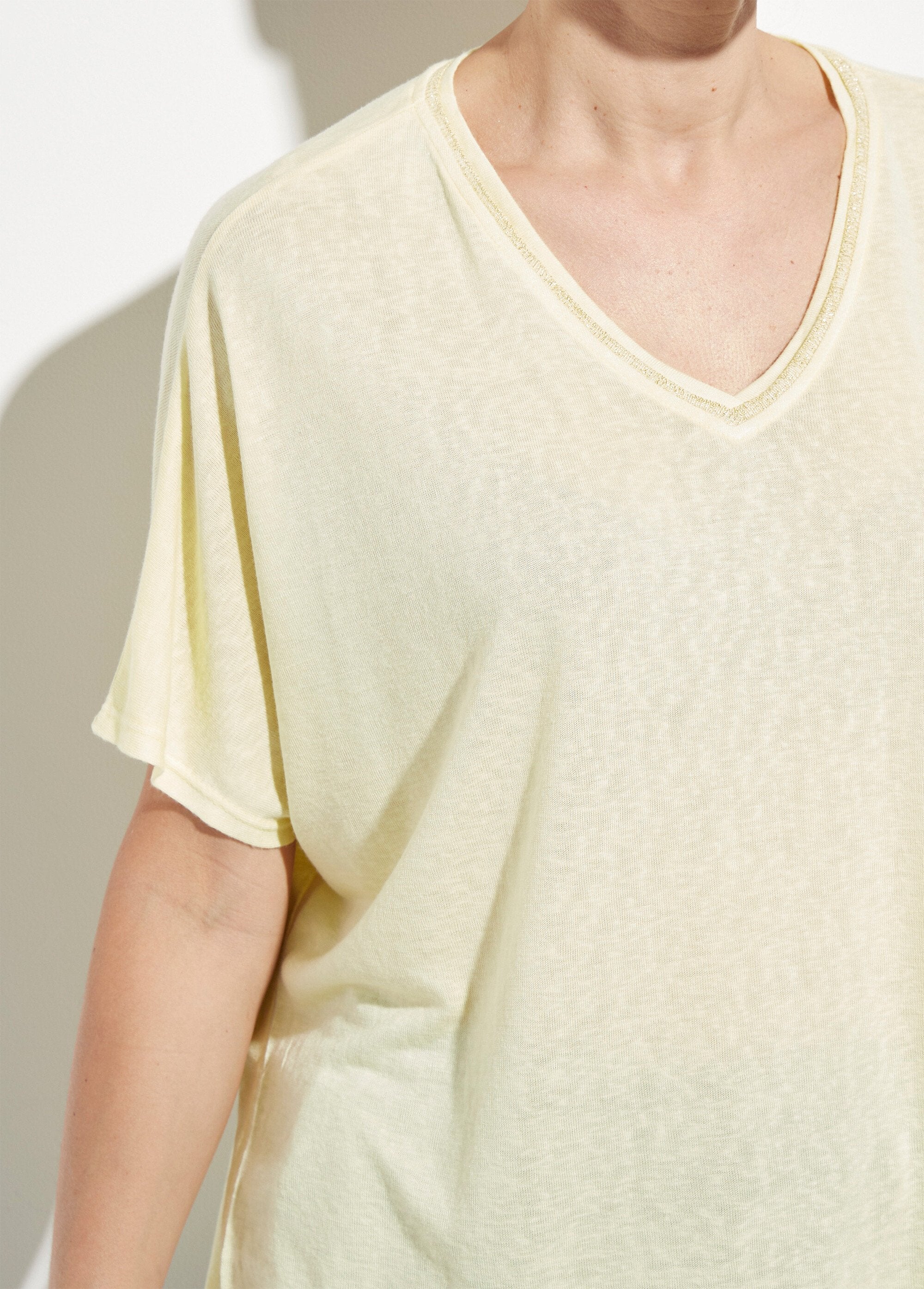 Camiseta_metálica_com_decote_em_V_e_mangas_quimono_Jaune_clair_DE1_slim