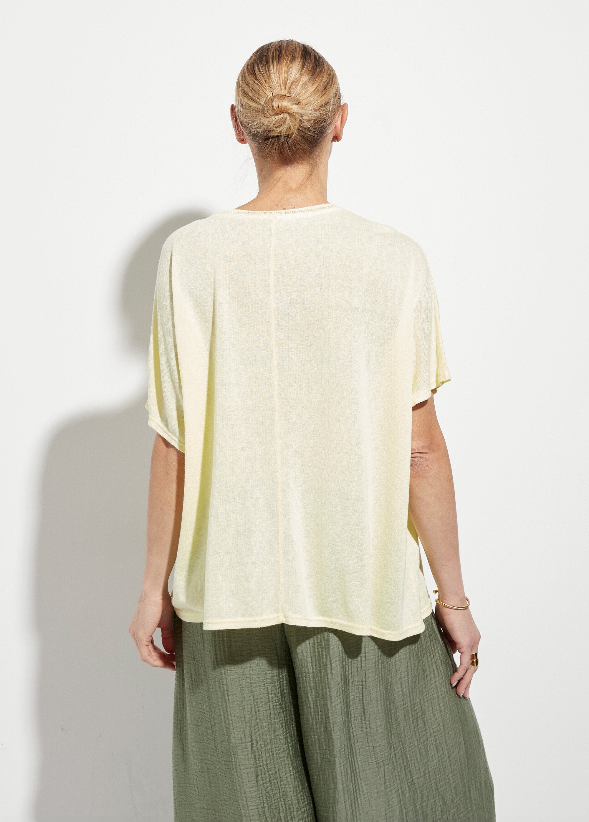 Camiseta_metálica_com_decote_em_V_e_mangas_quimono_Jaune_clair_DO1_slim