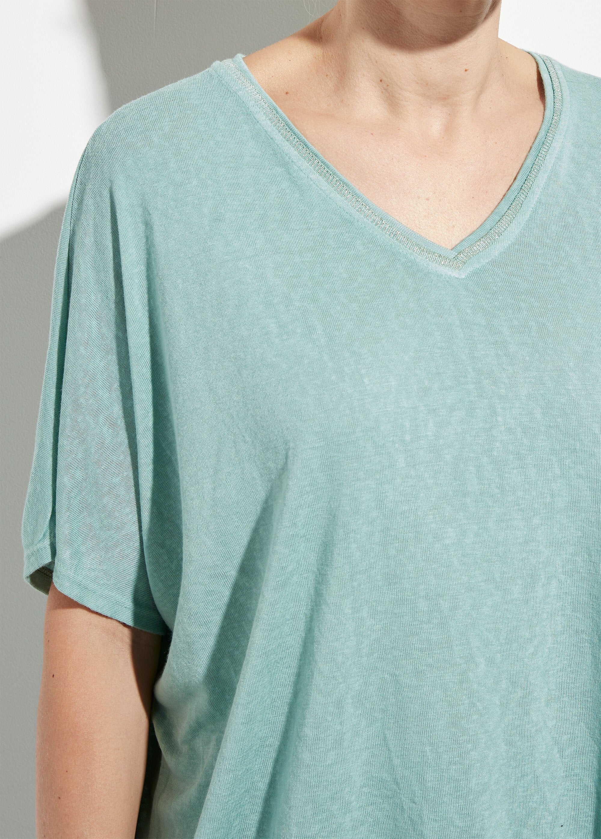 Camiseta_metálica_com_decote_em_V_e_mangas_quimono_Vert_amande_DE1_slim