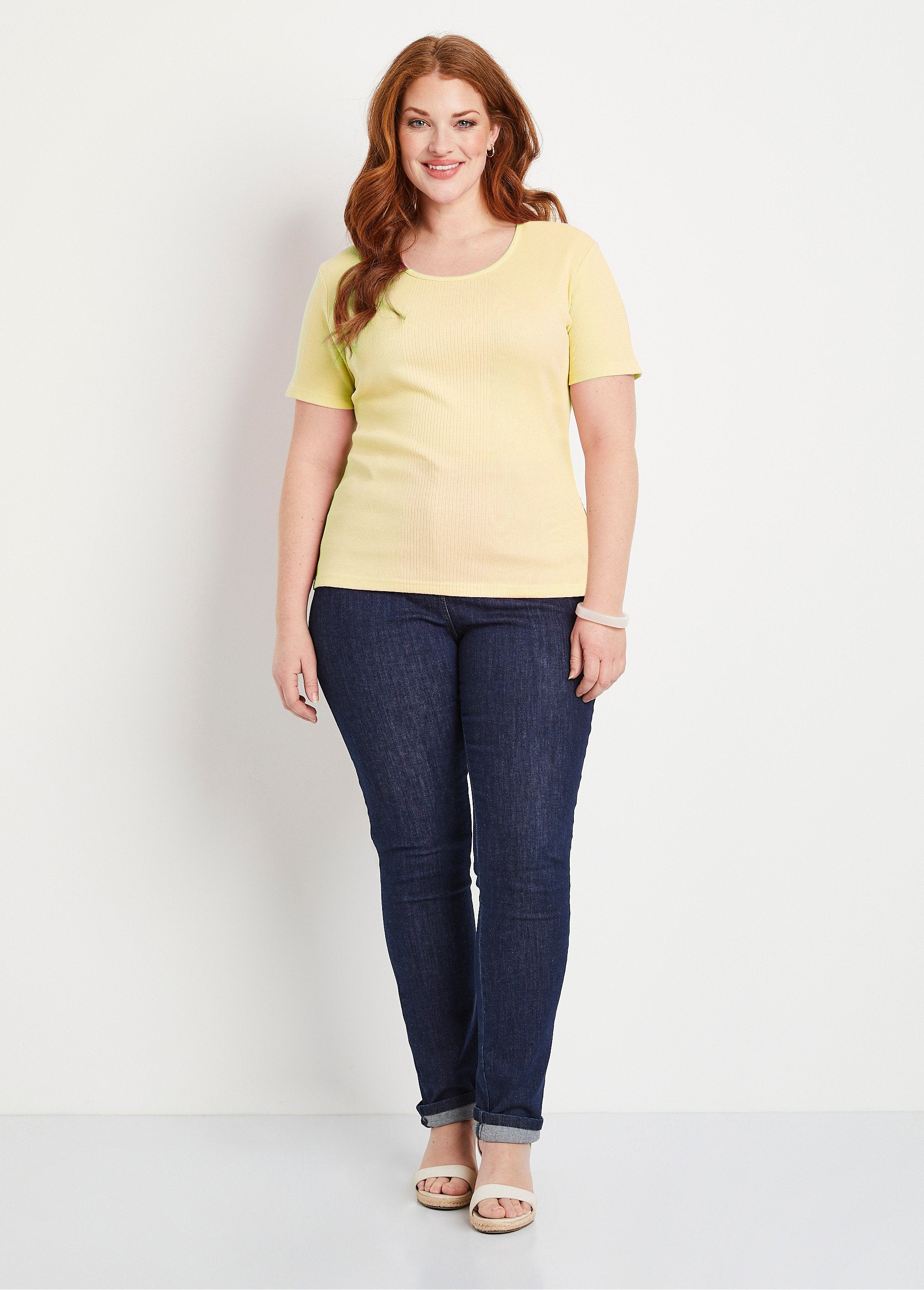 T-shirt_curta_em_malha_canelada_com_gola_redonda_AMARELO_SF1_curvy