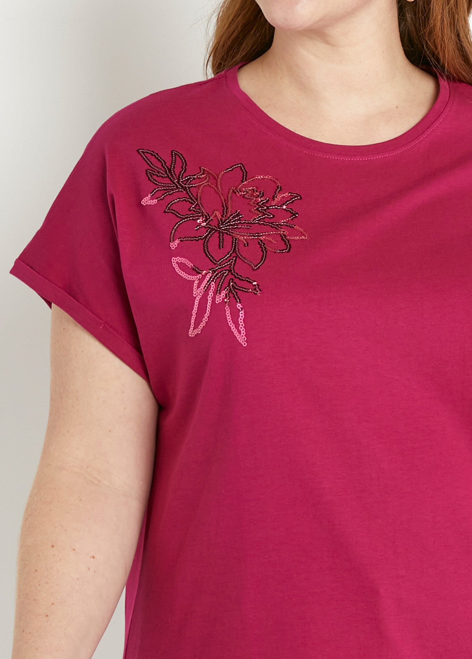Camiseta_lisa_de_algodão_com_mangas_curtas_e_lantejoulas_Cassis_DE1_curvy
