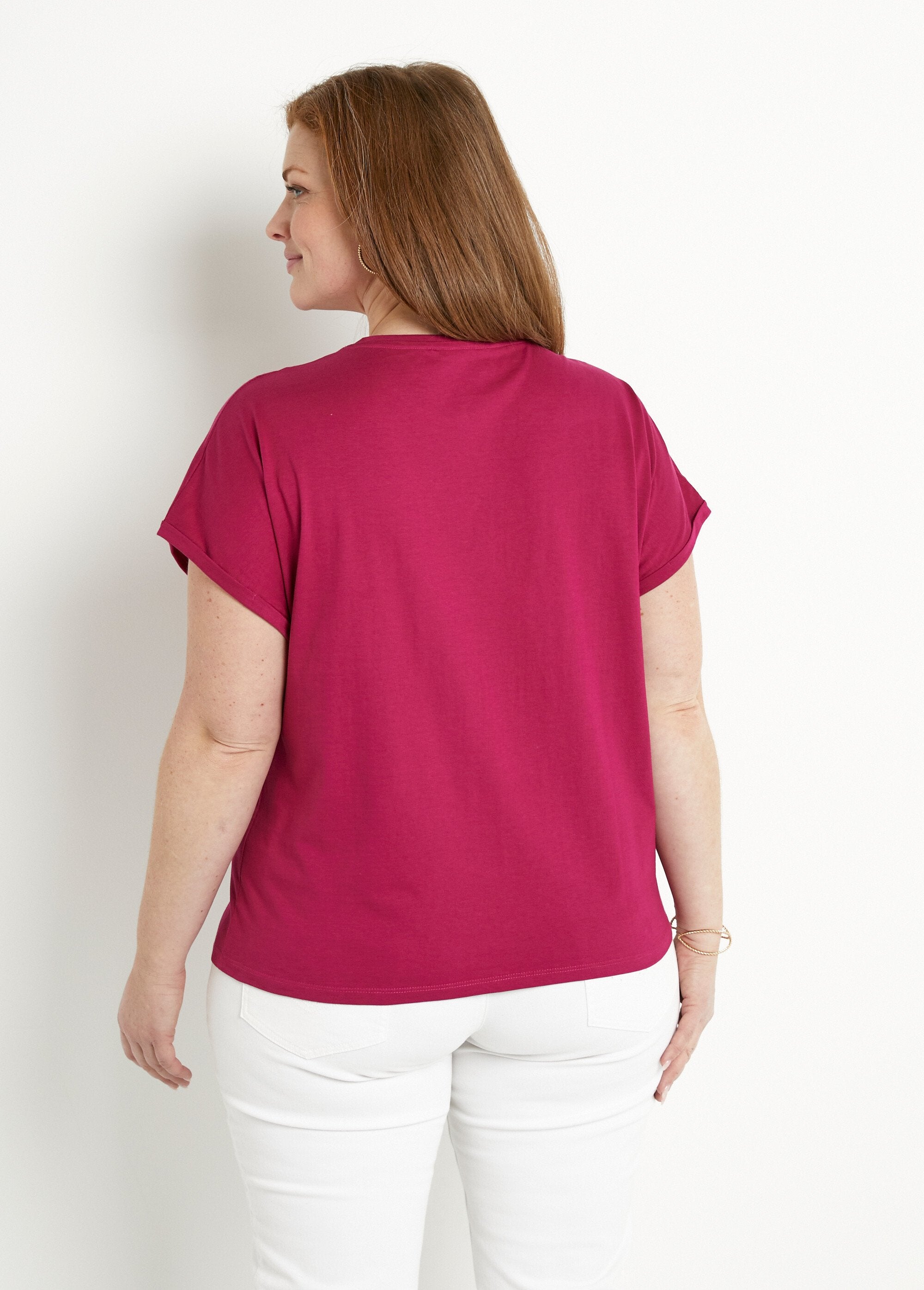 Camiseta_lisa_de_algodão_com_mangas_curtas_e_lantejoulas_Cassis_DO1_curvy