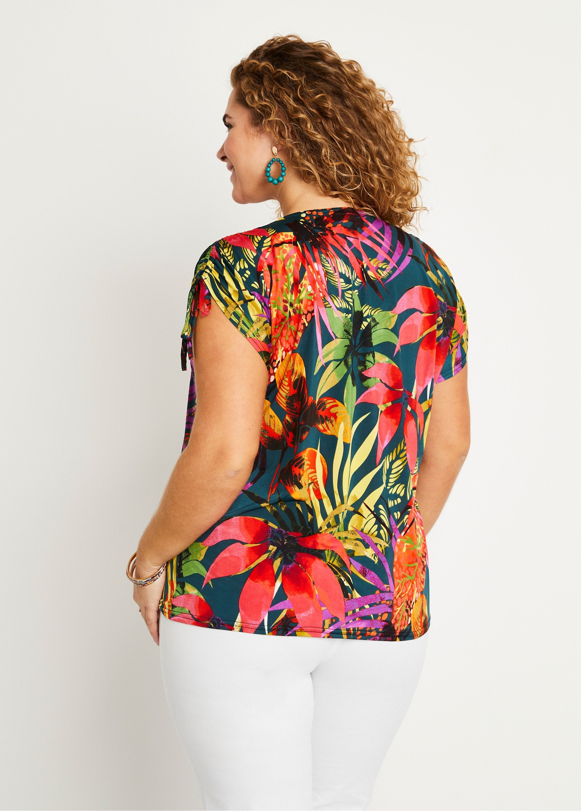 Camiseta_curta_solta_com_estampa_exótica_e_decote_em_V_Multicolorido_DO1_curvy