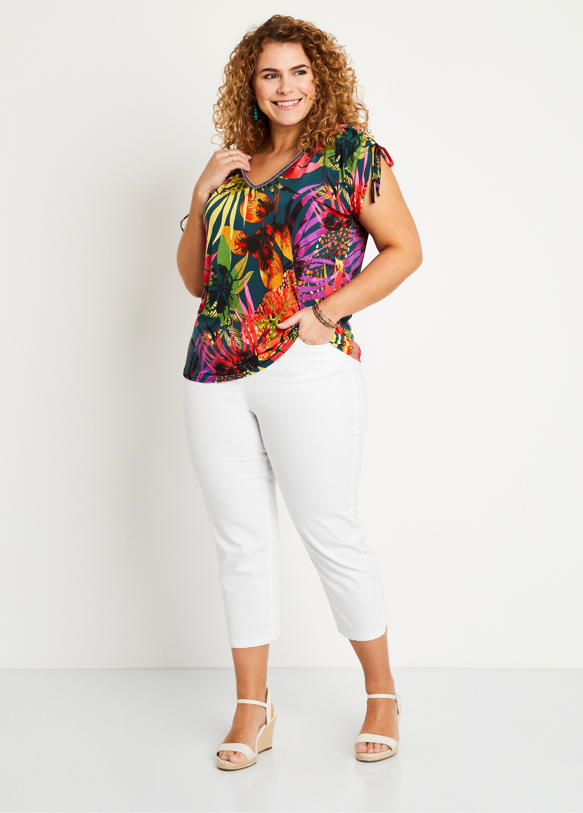 Camiseta_curta_solta_com_estampa_exótica_e_decote_em_V_Multicolorido_SF1_curvy